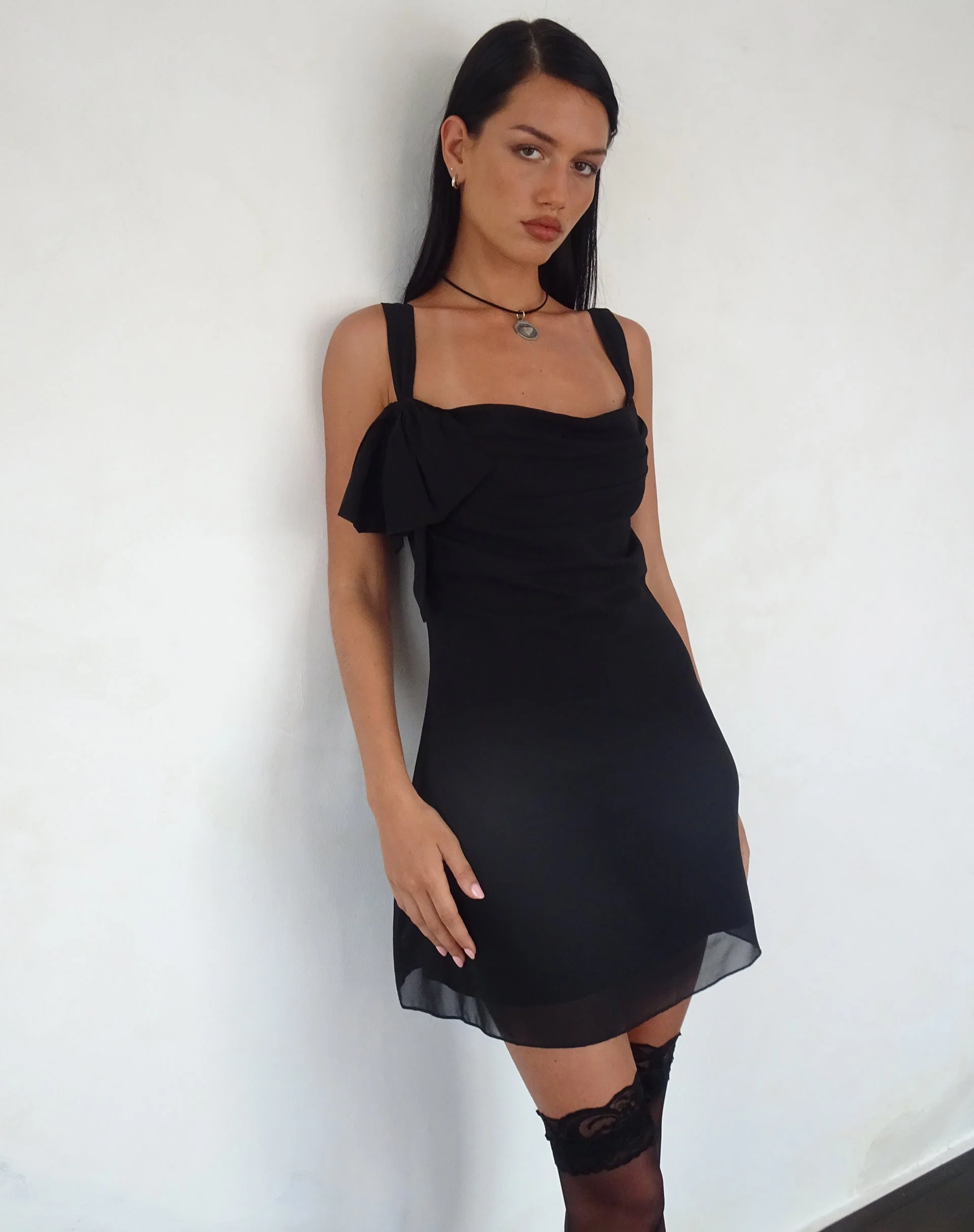 Coraline Schleifen-Minikleid aus schwarzem Chiffon - Image 4