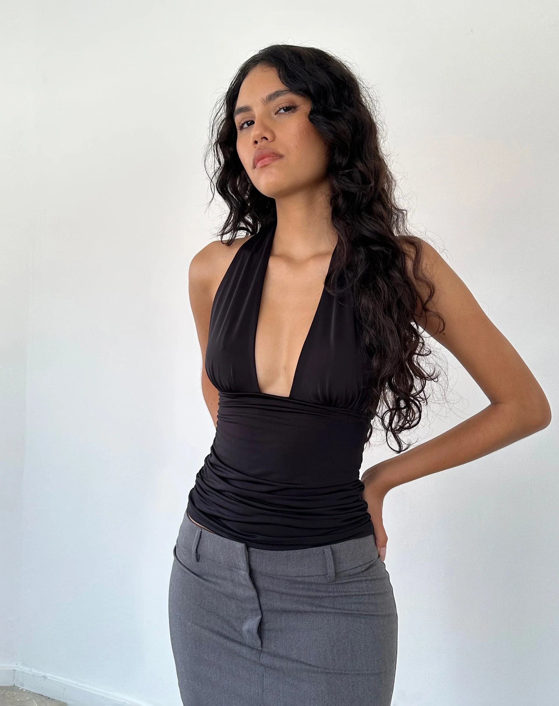 Cosimo Neckholder-Top mit tiefem Ausschnitt in Schwarz Slinky - Image 2