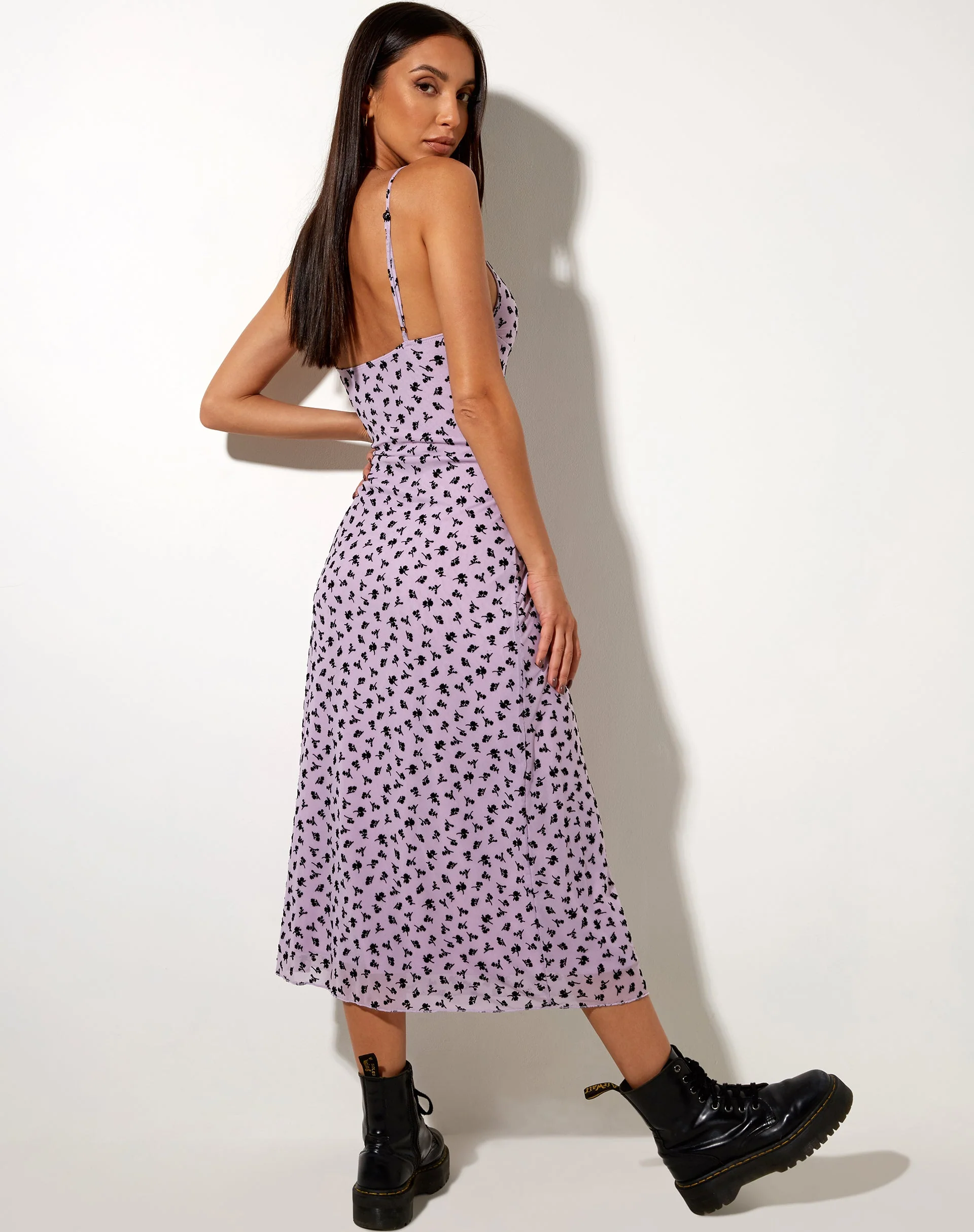 Cotina Midikleid in Flieder Blumenknospen Schwarzer Flock - Image 4