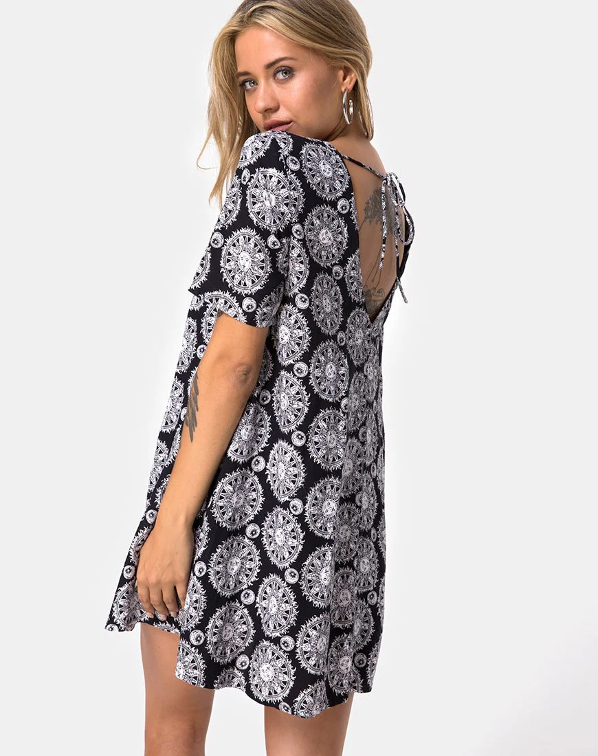 Crosena Kleid in Sonnenuhr Schwarz - Image 2