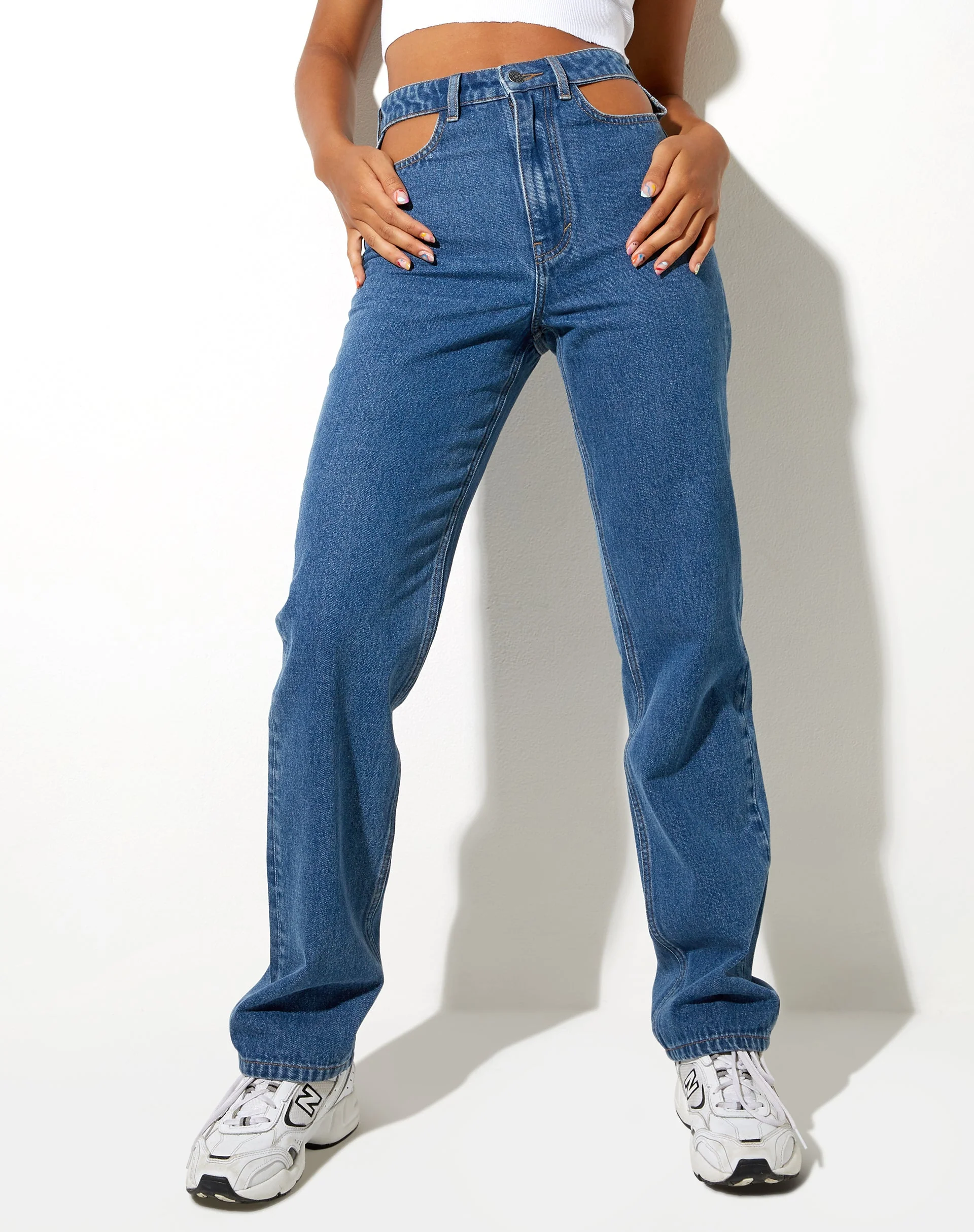 Ausgeschnittene Straight Leg Jeans in Mid Wash