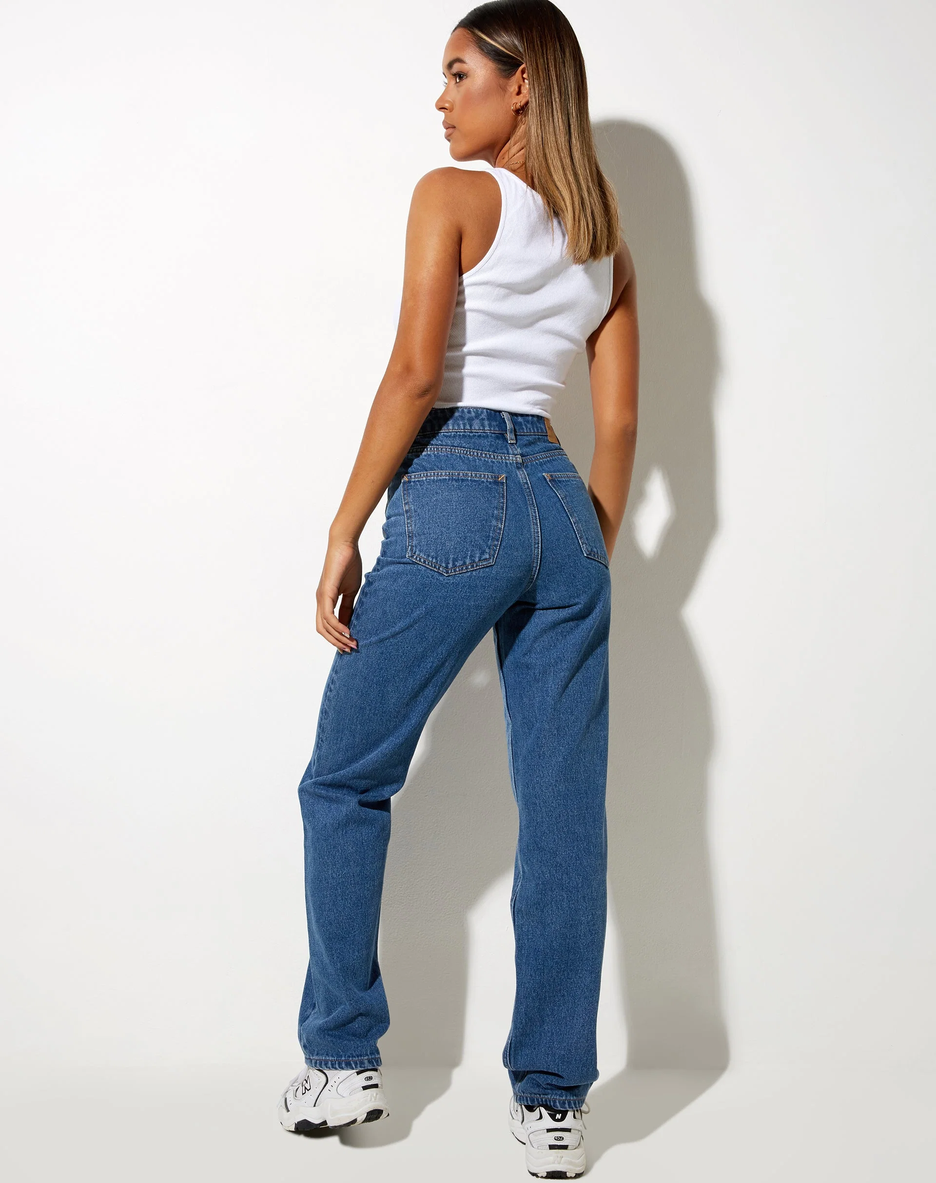 Ausgeschnittene Straight Leg Jeans in Mid Wash - Image 5