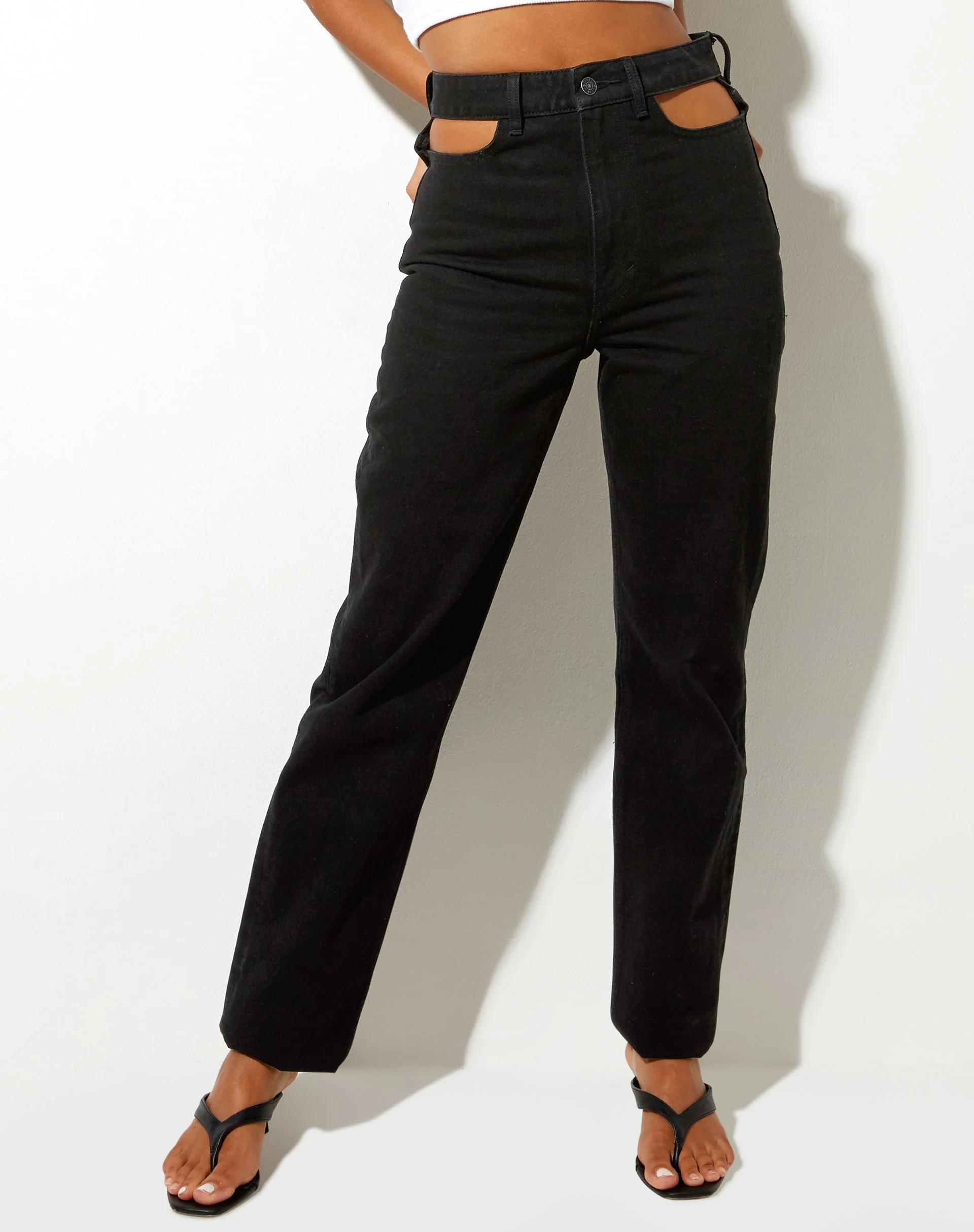 Ausgeschnittene Straight Leg Jeans in schwarzer Waschung - Image 2