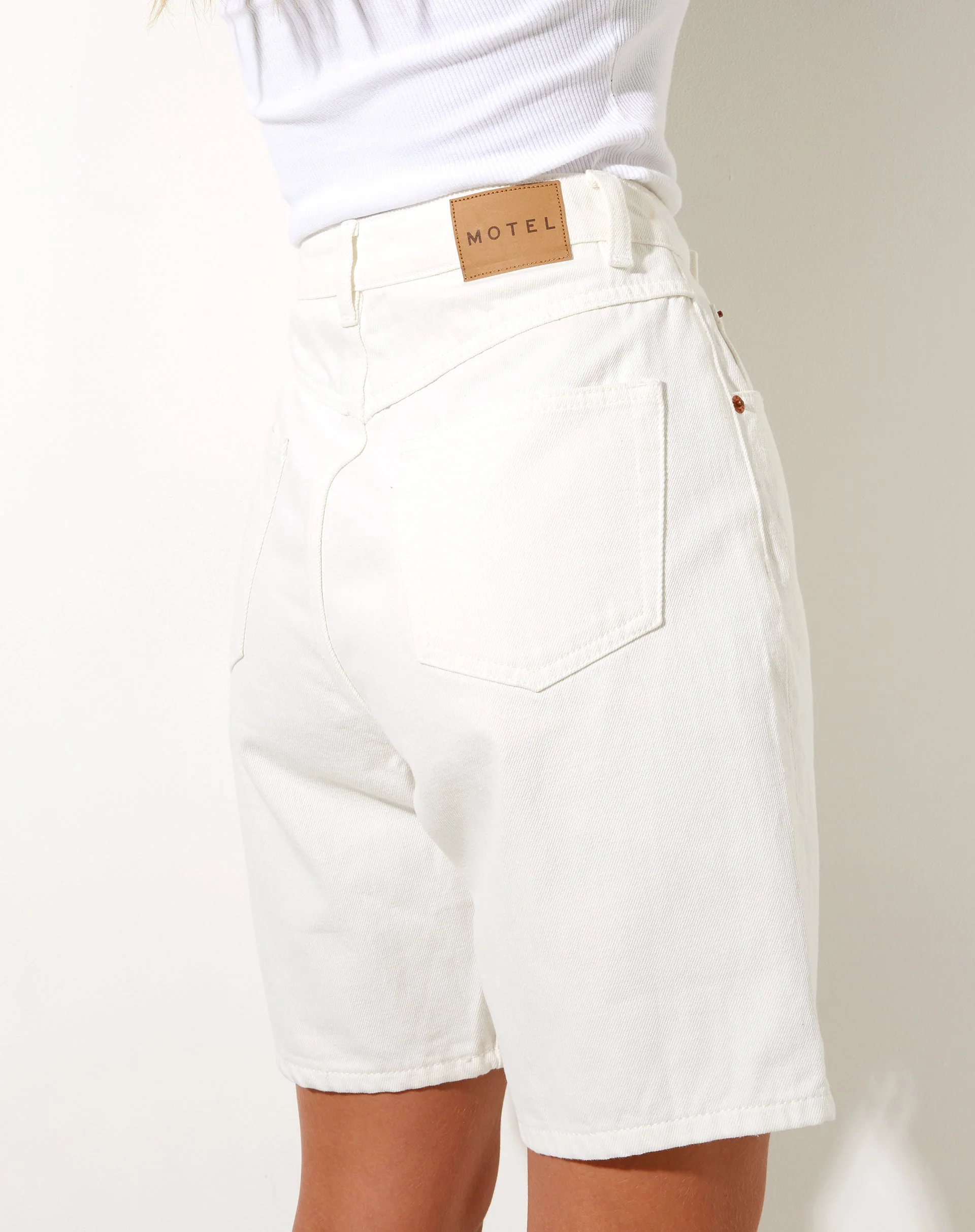 Dad Denim Shorts in weißer Waschung - Image 7