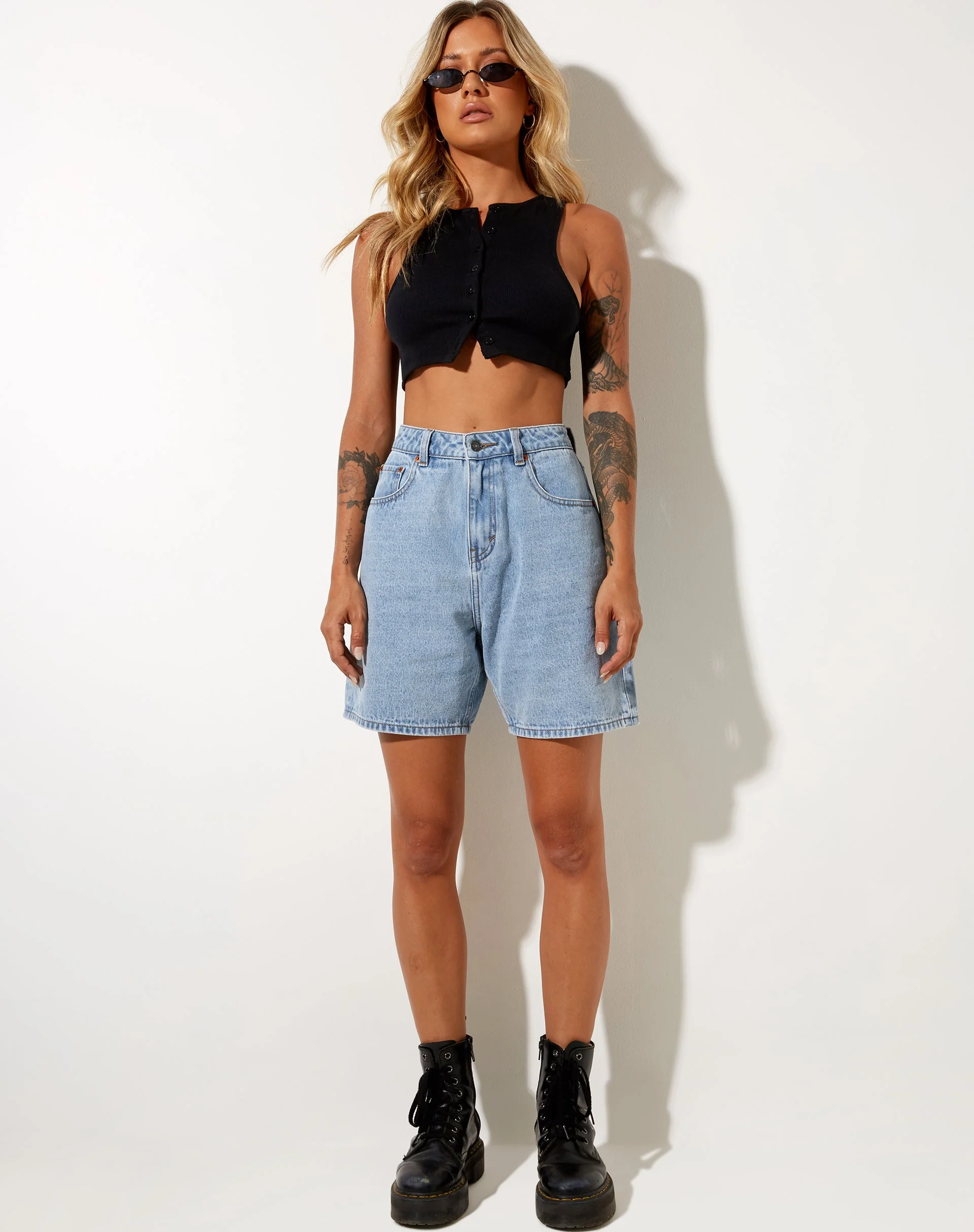Dad Denim Shorts in Tonal Light Wash Blau - Image 4