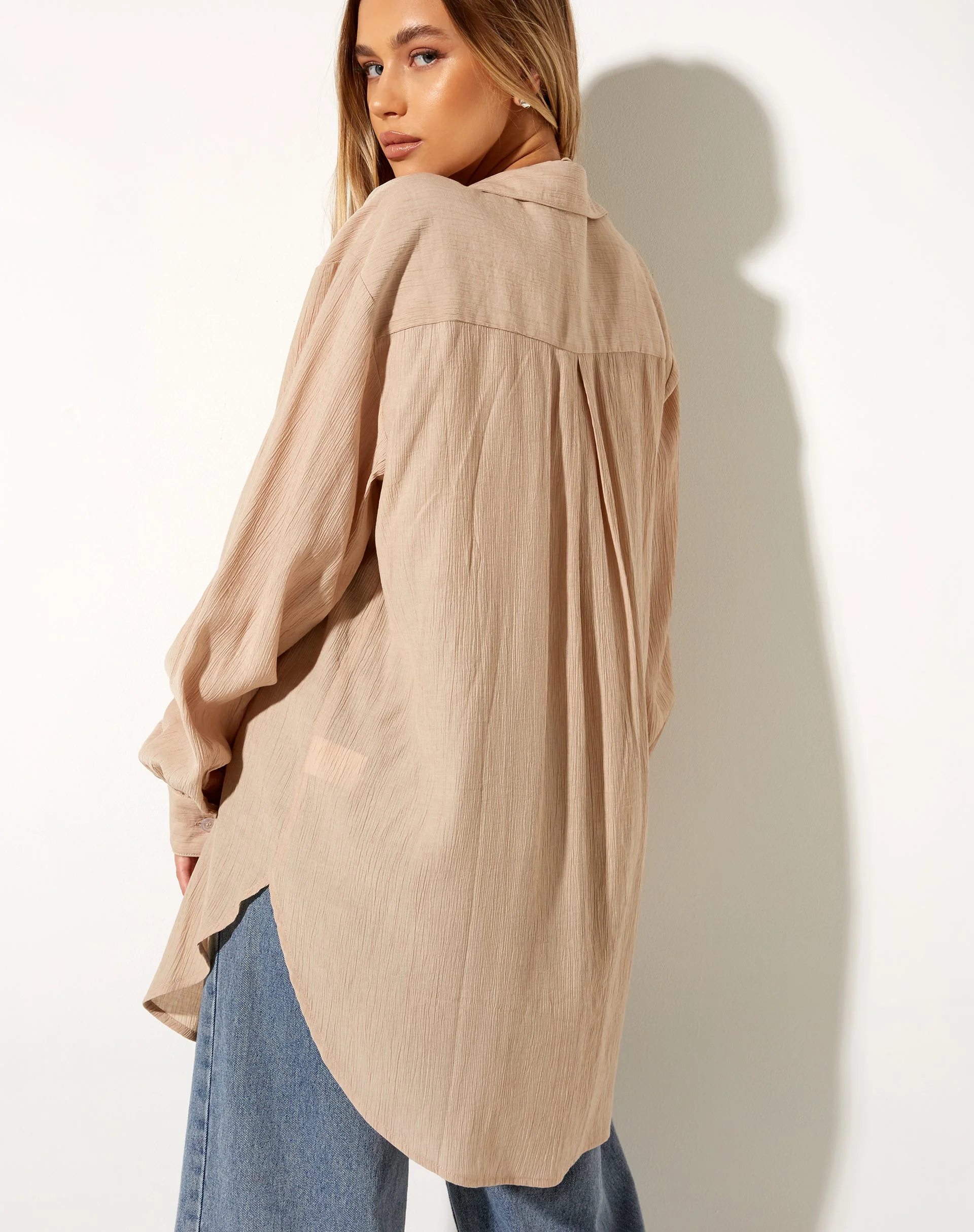 Dael Hemd in Übergröße in Crinkle Tan - Image 2