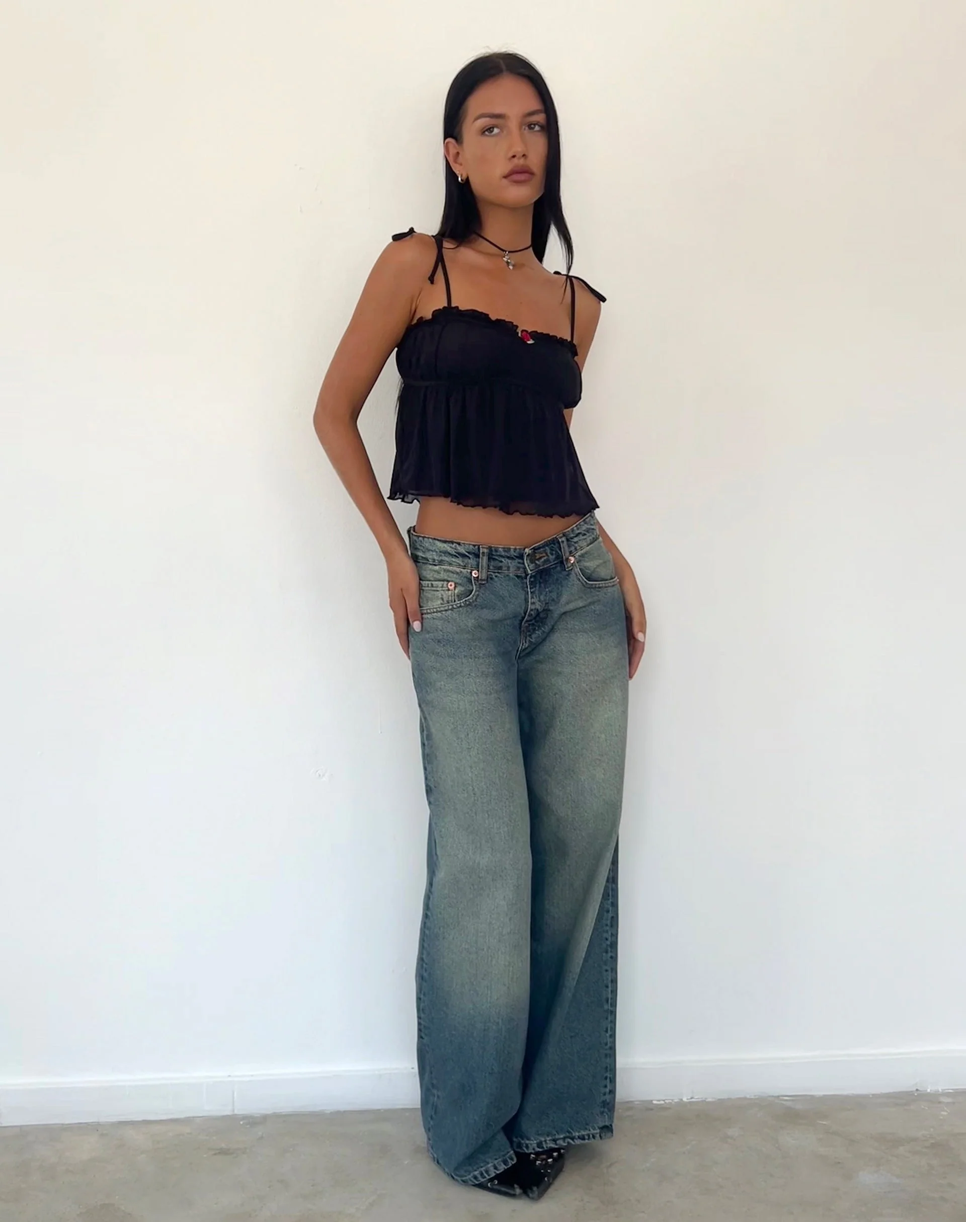 Damaris Cami Top in Schwarz mit schwarzer Bindung - Image 3