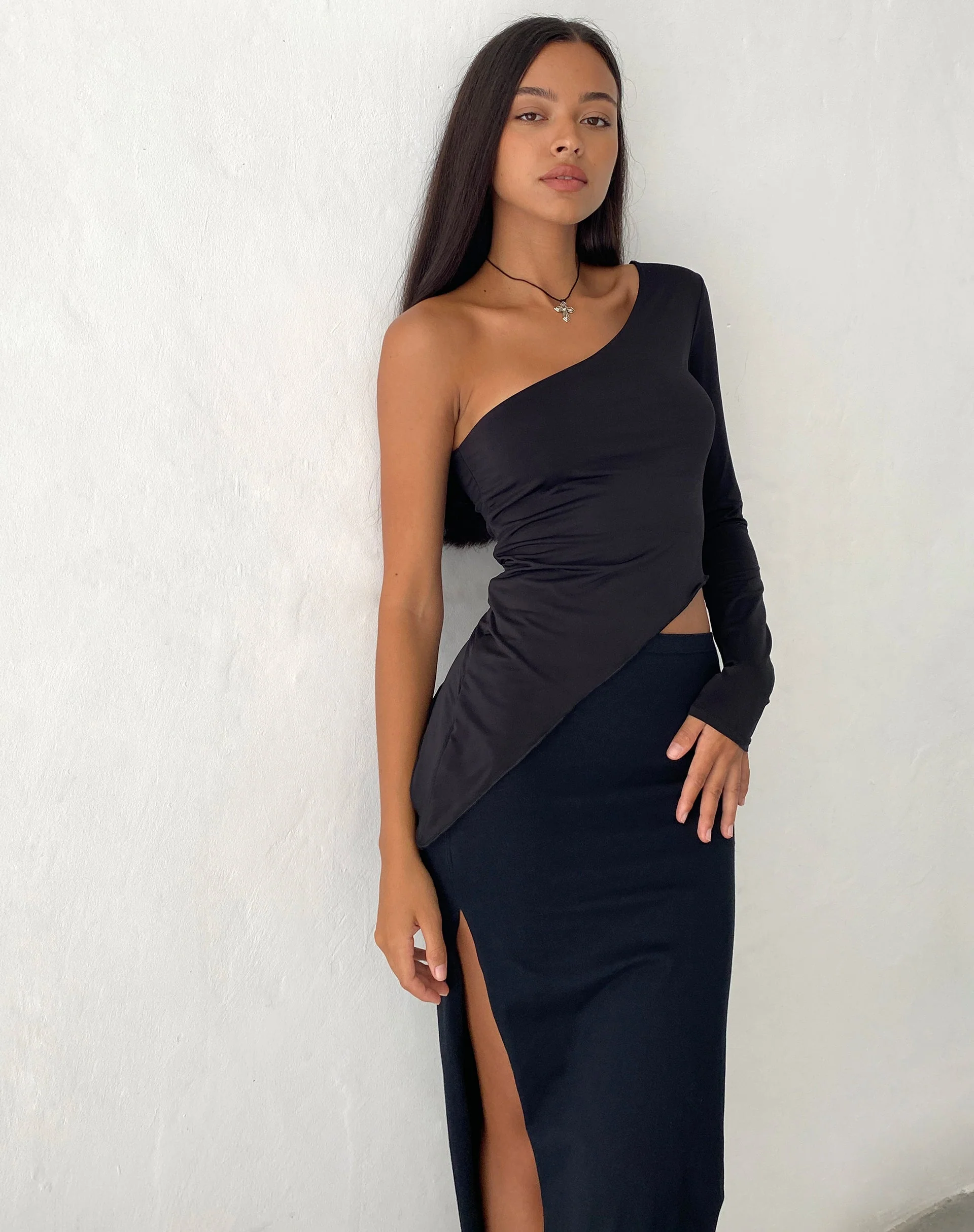 Dania One Shoulder Top in Slinky Schwarz