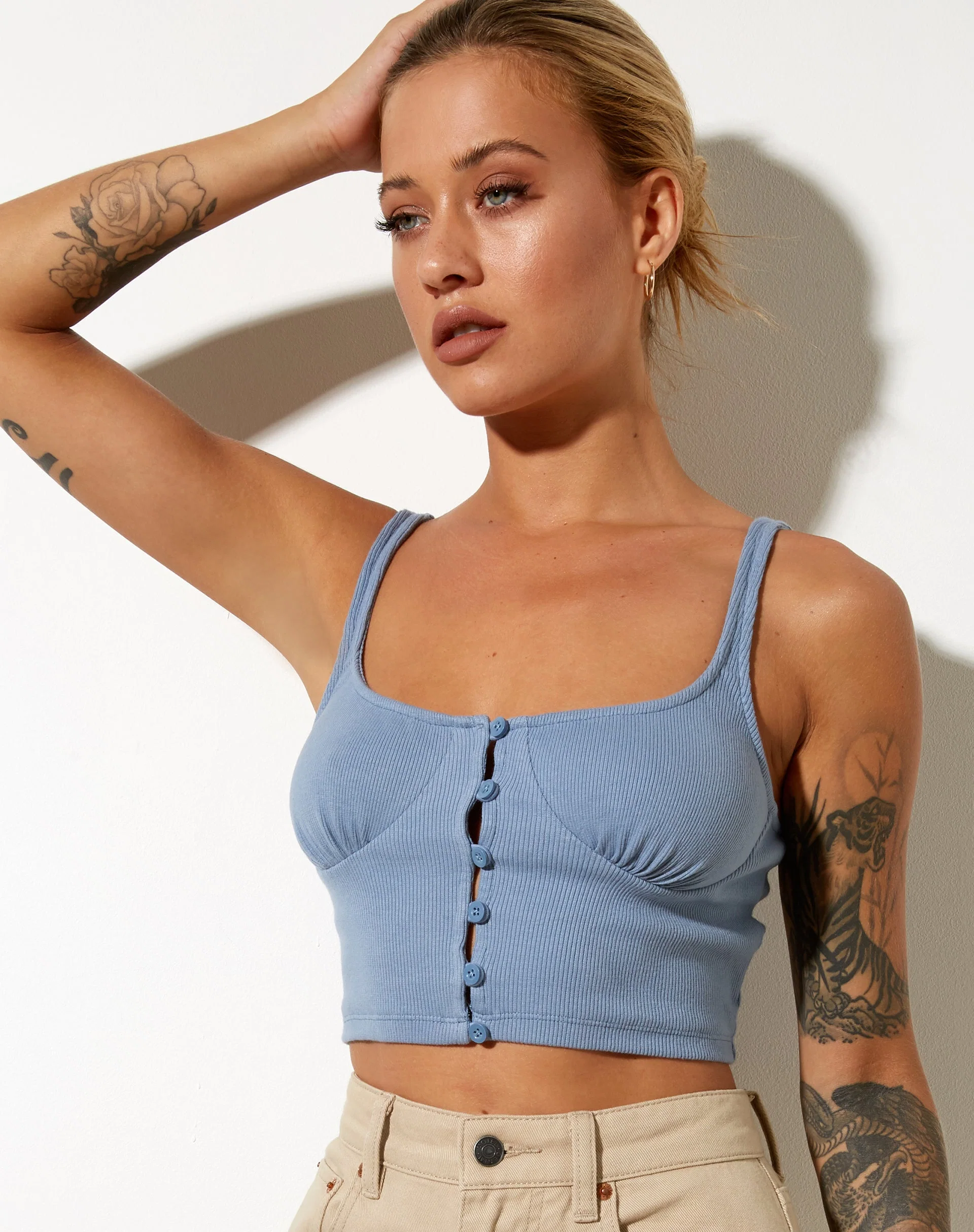 Darau Crop-Top in Rippe Pulverblau - Image 2