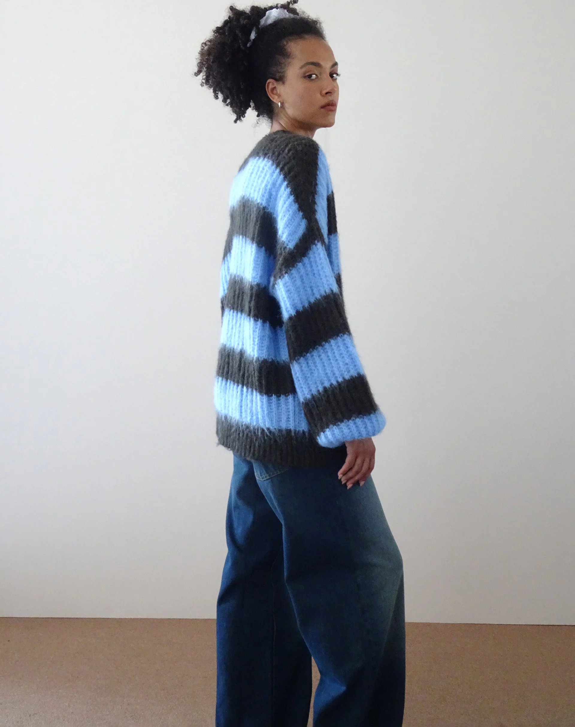 Daren Gestrickter Pullover in Übergröße in Braun und Blau gestreift - Image 3