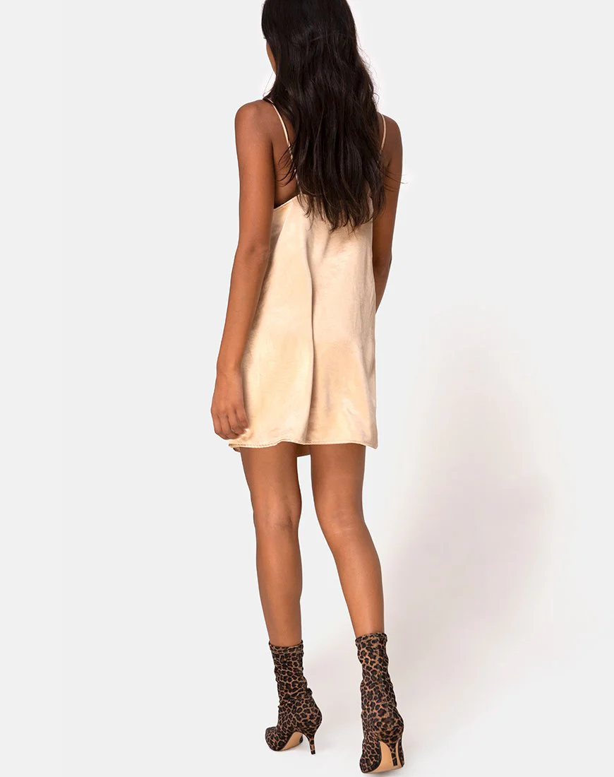 Datista Kleid in Satin Gold - Image 4