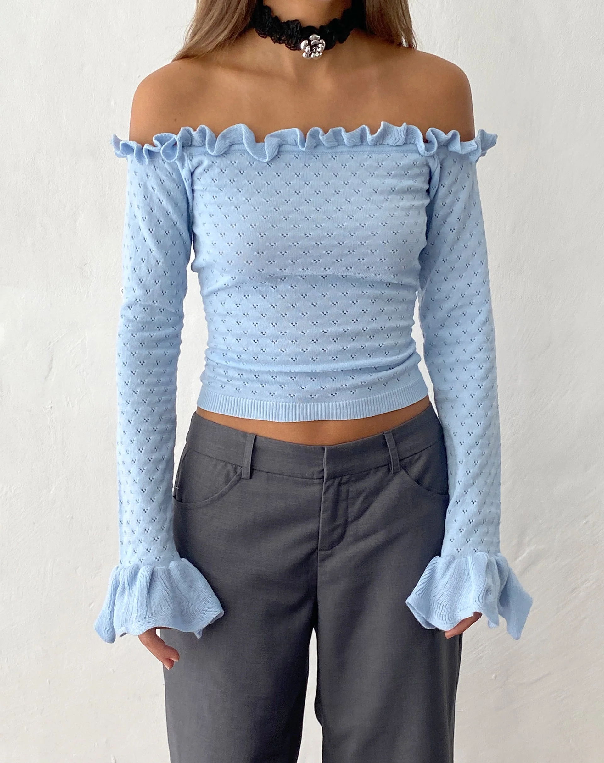 Delaney Bardot-Top mit gestrickten Rüschen in Babyblau - Image 2