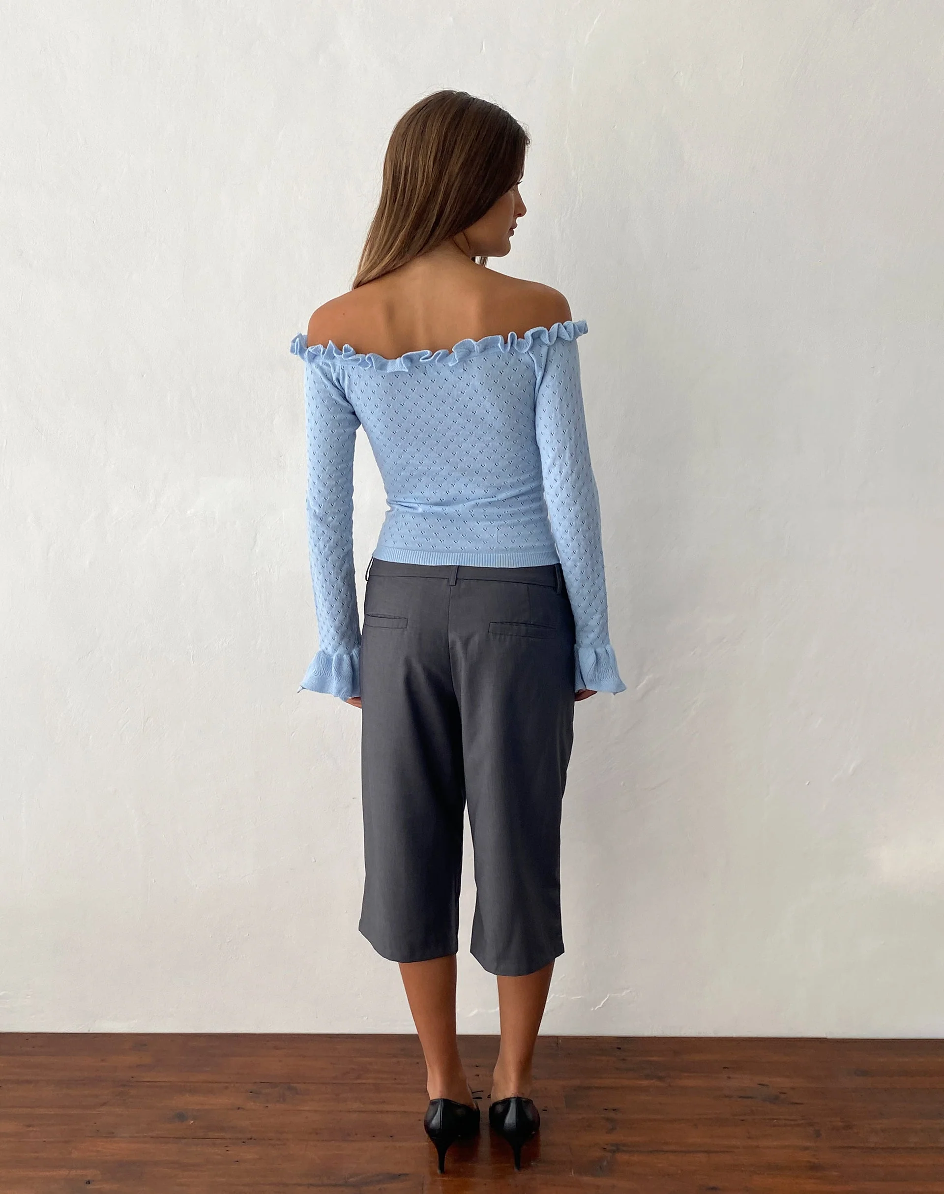 Delaney Bardot-Top mit gestrickten Rüschen in Babyblau - Image 5