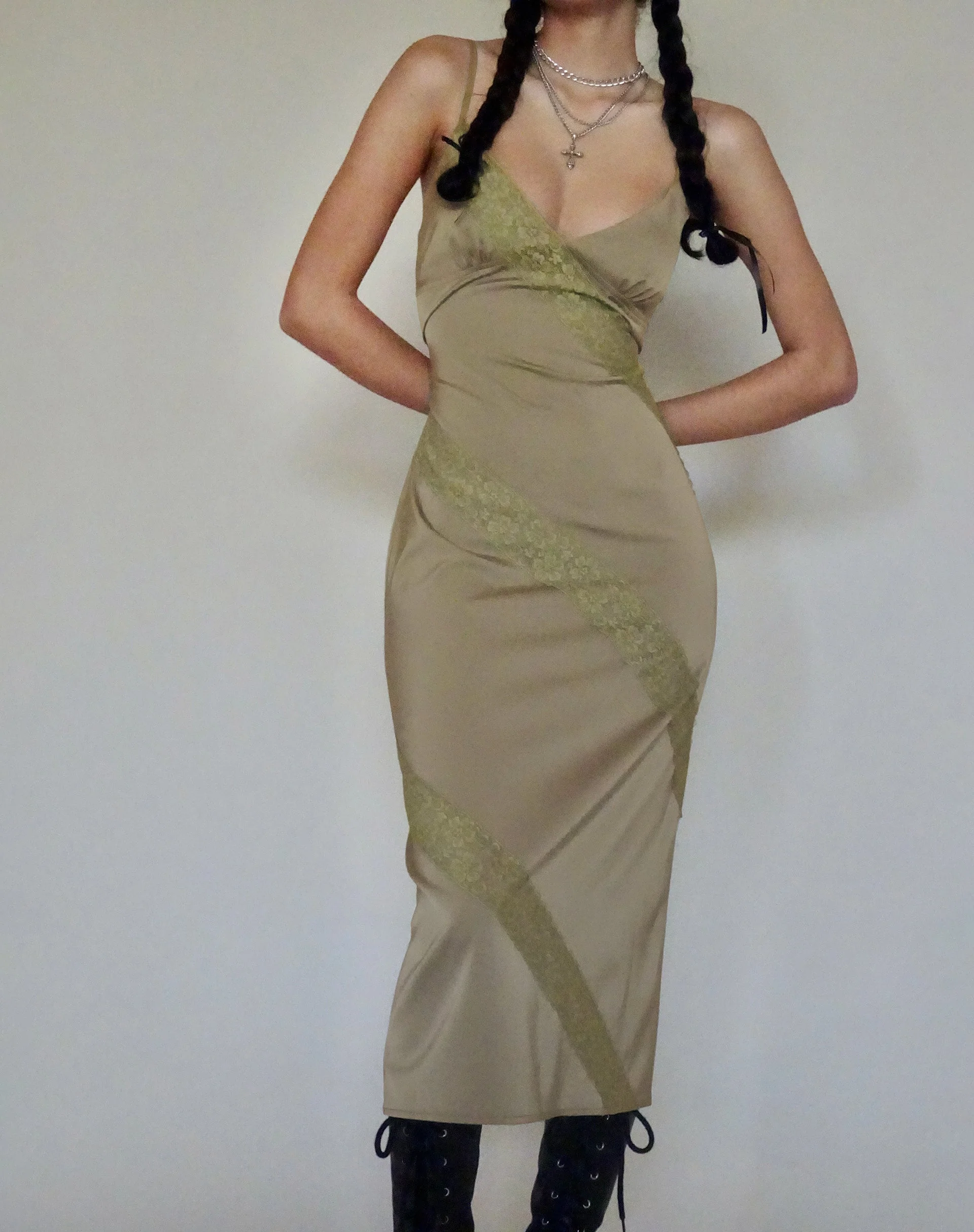 Deonne Midikleid aus Satin Avocado