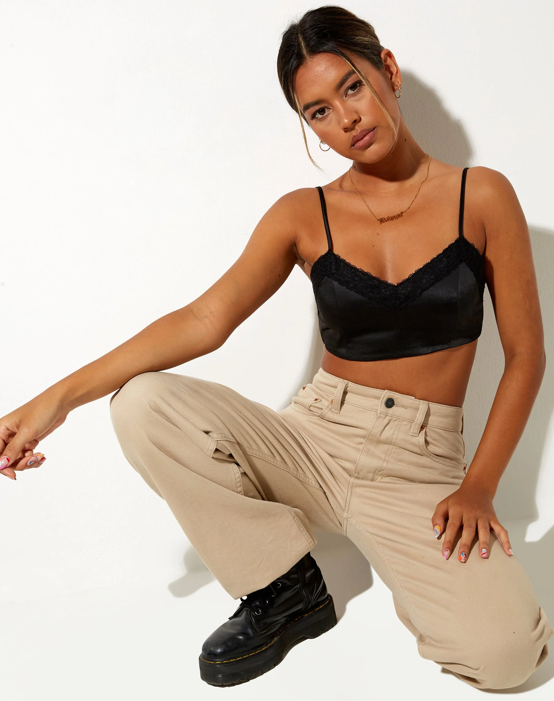 Dinie Crop Top aus schwarzem Satin