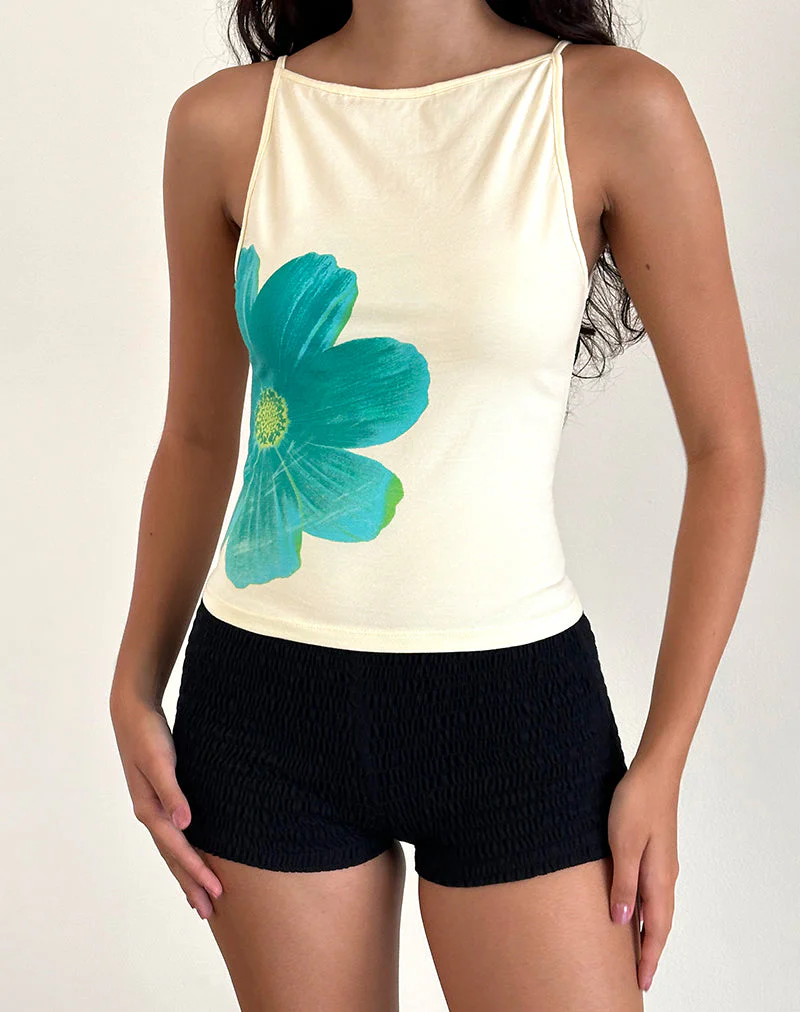 Dudley Vest Top in Buttermilch mit blau gemalter Blume - Image 2