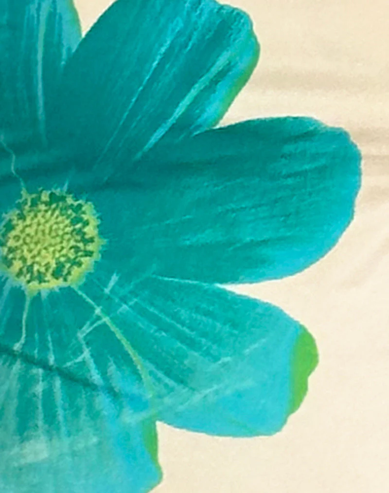Dudley Vest Top in Buttermilch mit blau gemalter Blume - Image 6