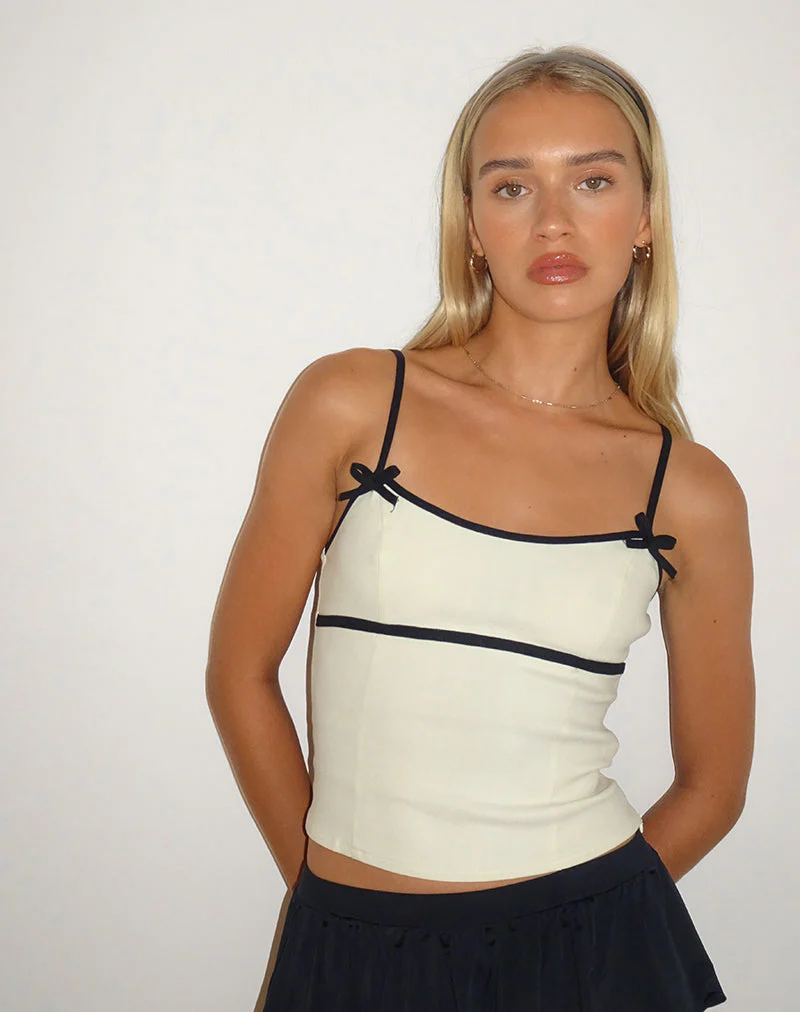 Duta Cami Top in Creme mit schwarzen Schleifen - Image 4