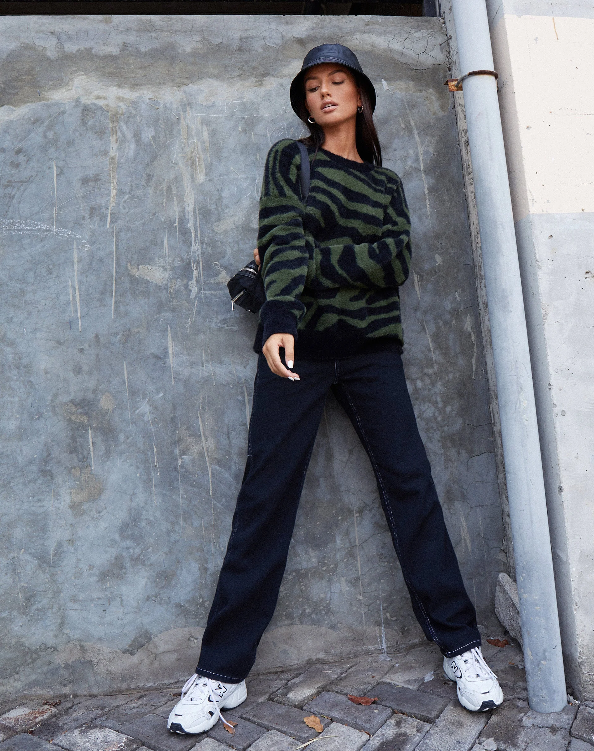 Eleni Pullover aus Zebrastrick in Oliv und Schwarz - Image 3