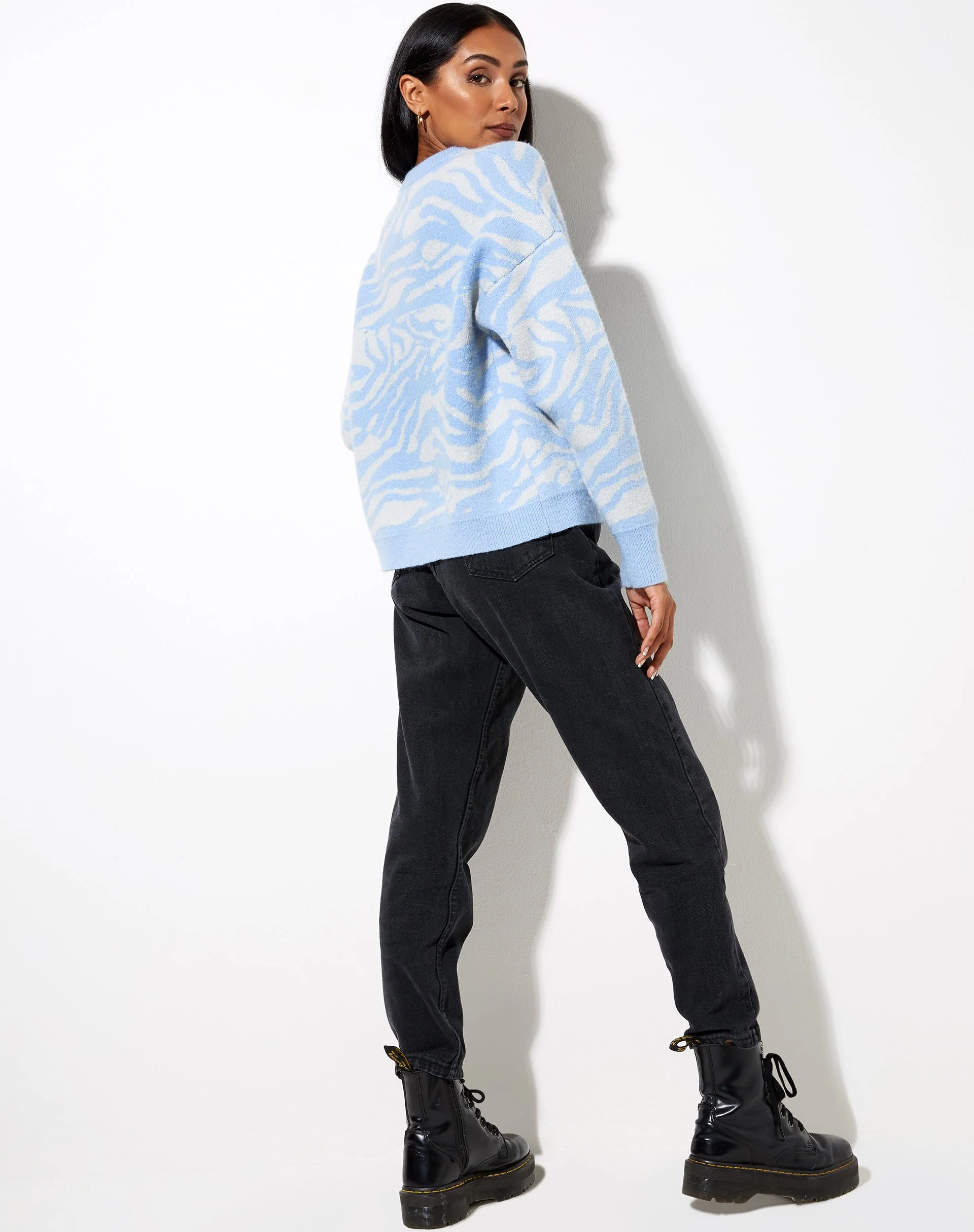 Eleni Pullover in Zebra Blau Grau - Image 3