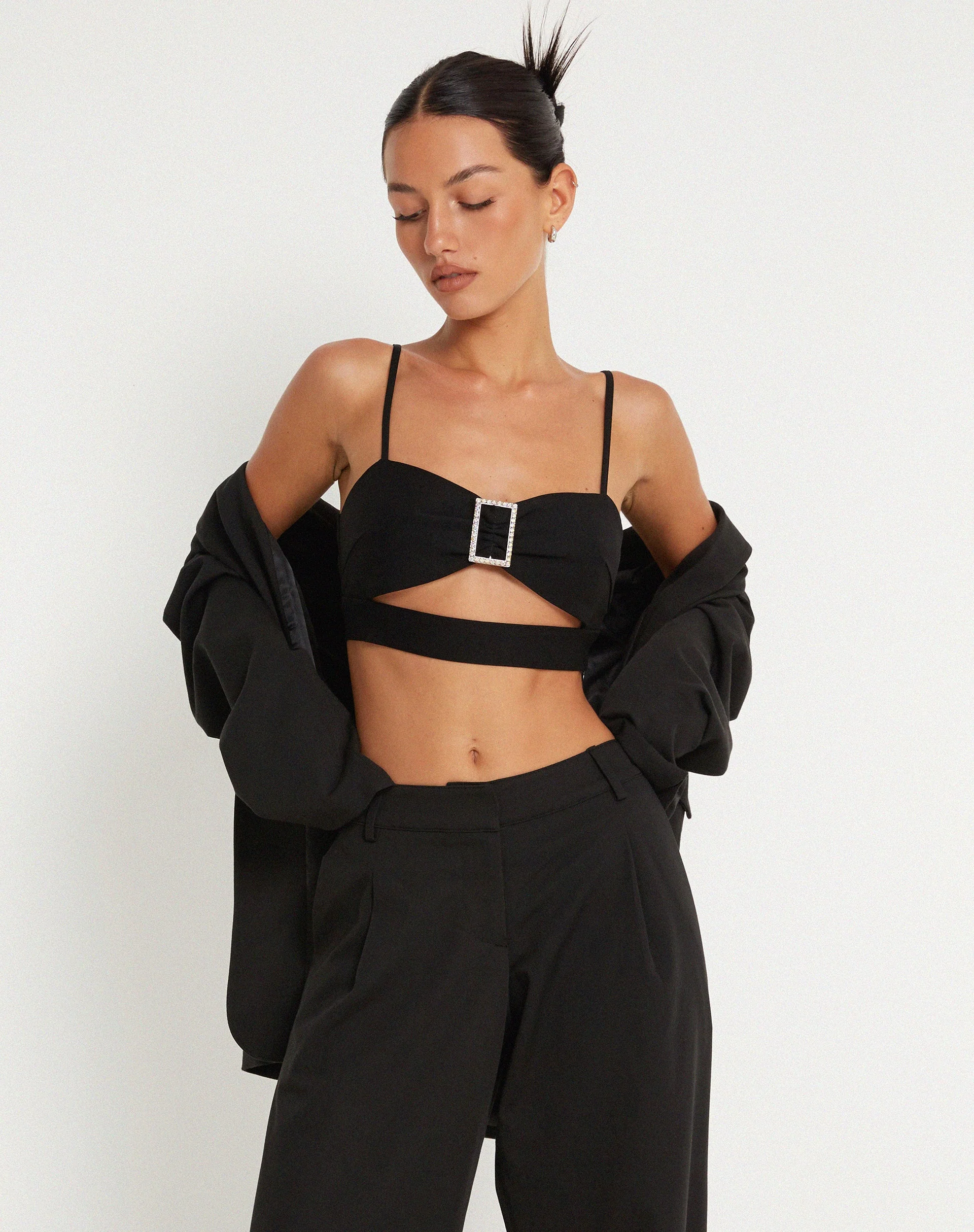 Elenia Crop Top mit Schnallendetail in Schwarz - Image 2