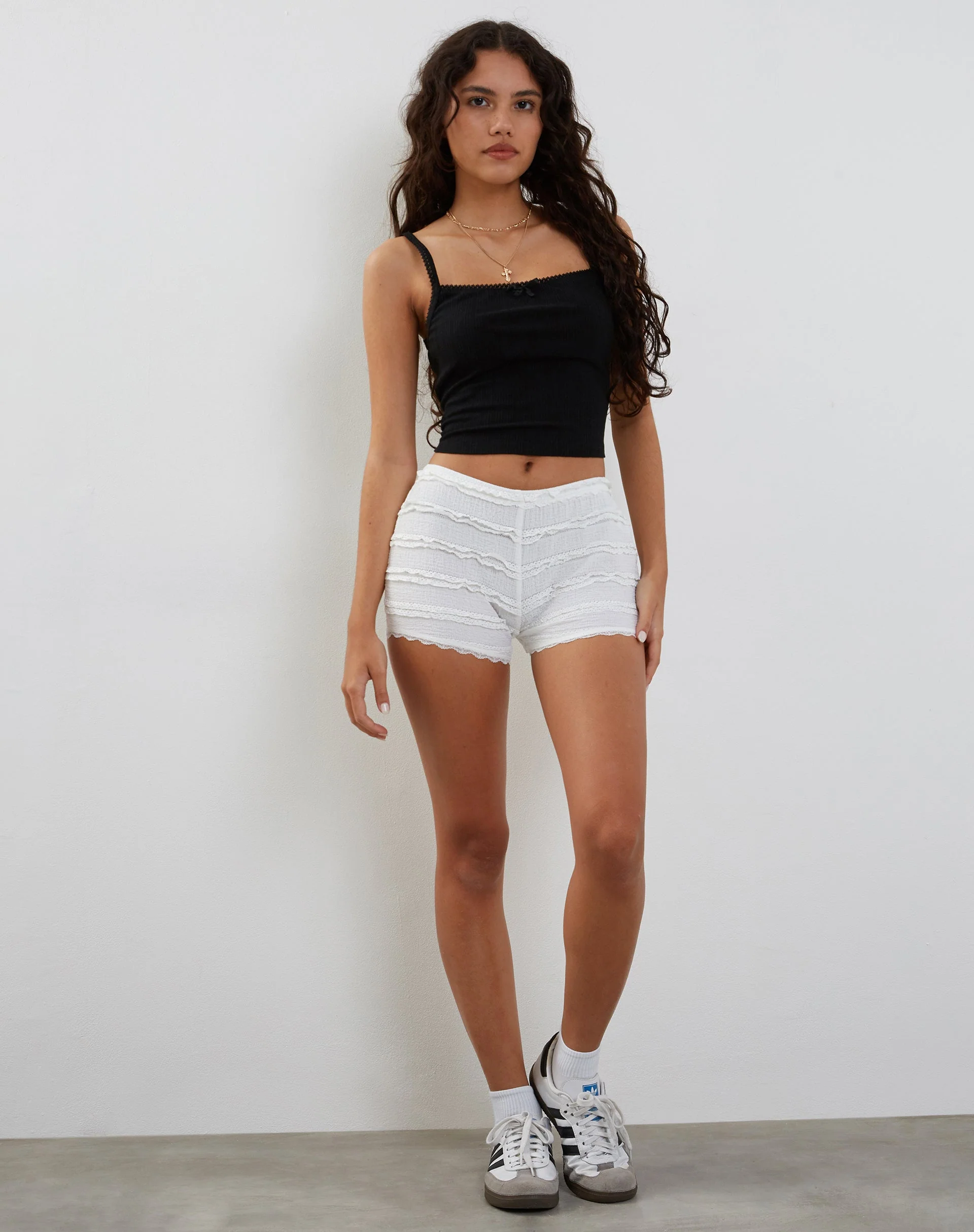 Ena Frilly Bloomer Micro Shorts in Elfenbein - Image 4