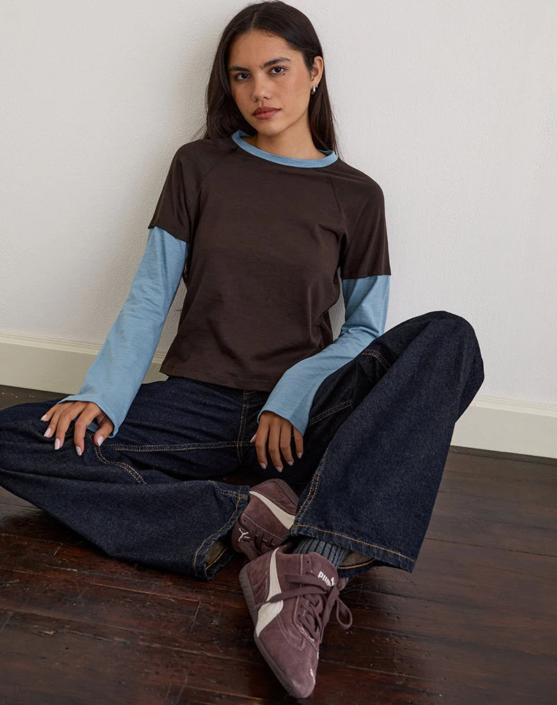 Enid Layered T-Shirt in Schokoladenbraun und Hellblau