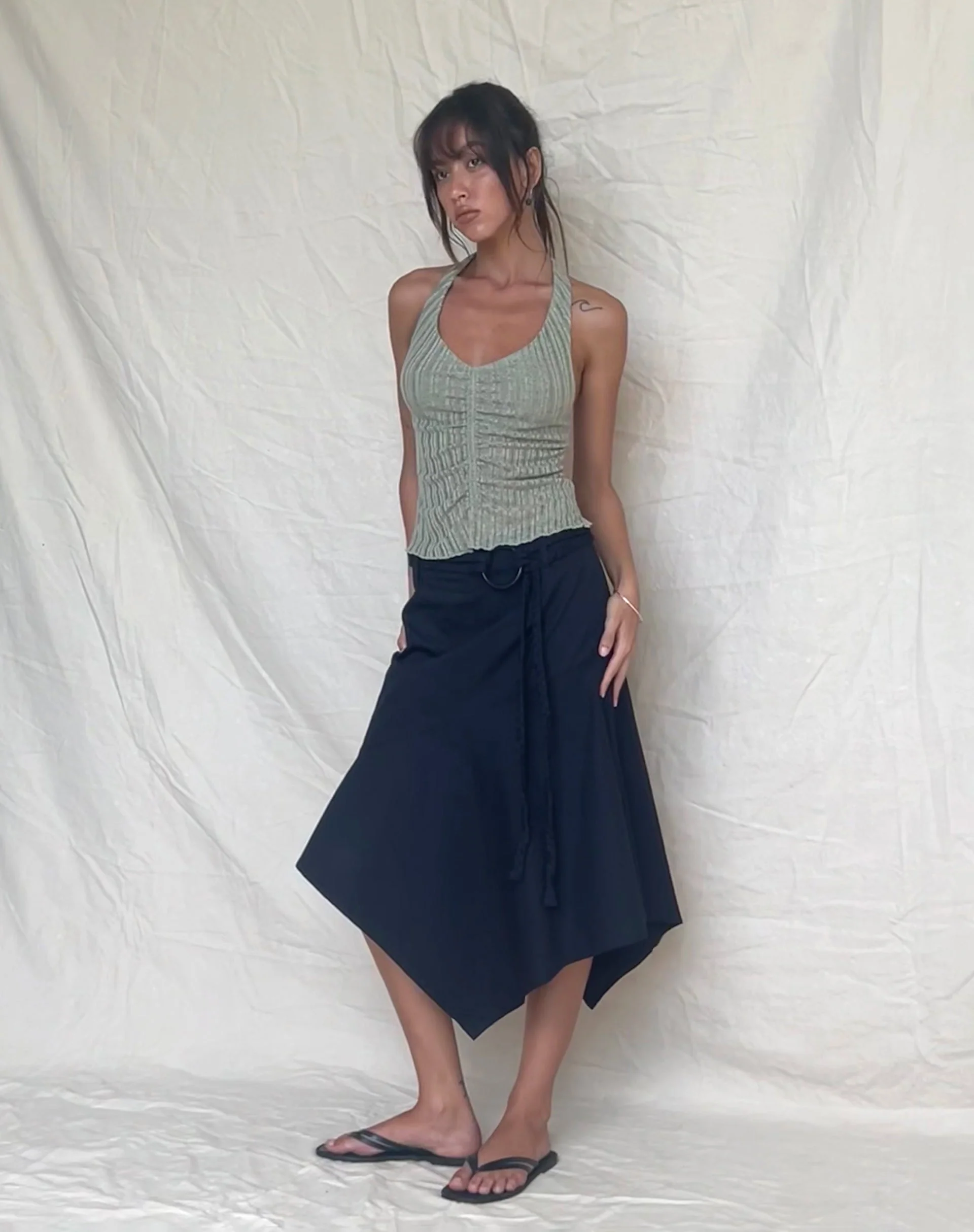 Enzley Stricktop mit Neckholder in Salbei - Image 4