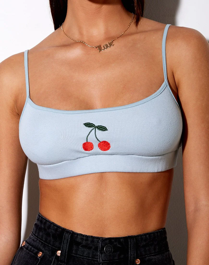 Esme Bralet in Babyblau Kirsche Stickerei
