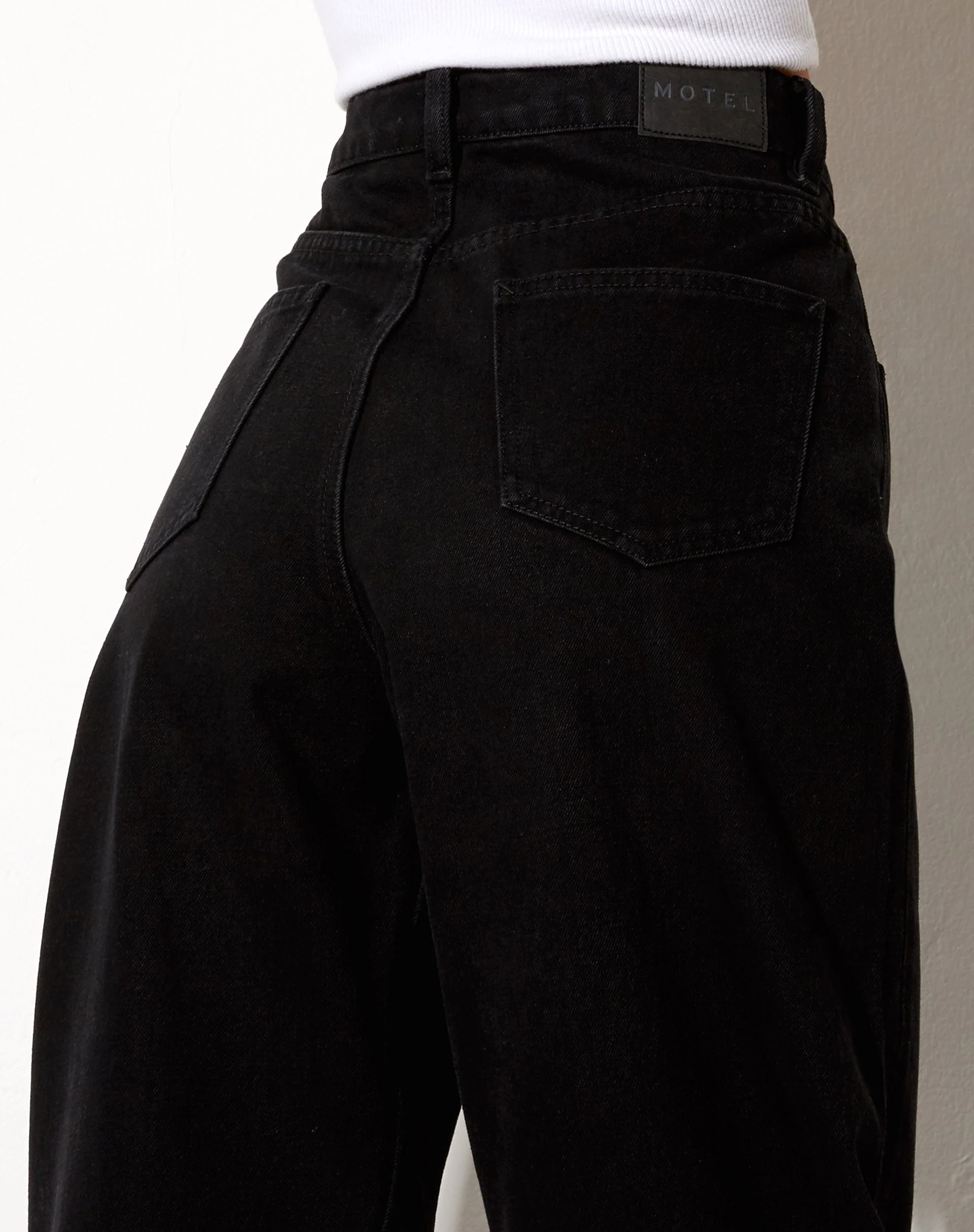 Parallel-Jeans mit freiliegenden Knöpfen in schwarzer Waschung - Image 6