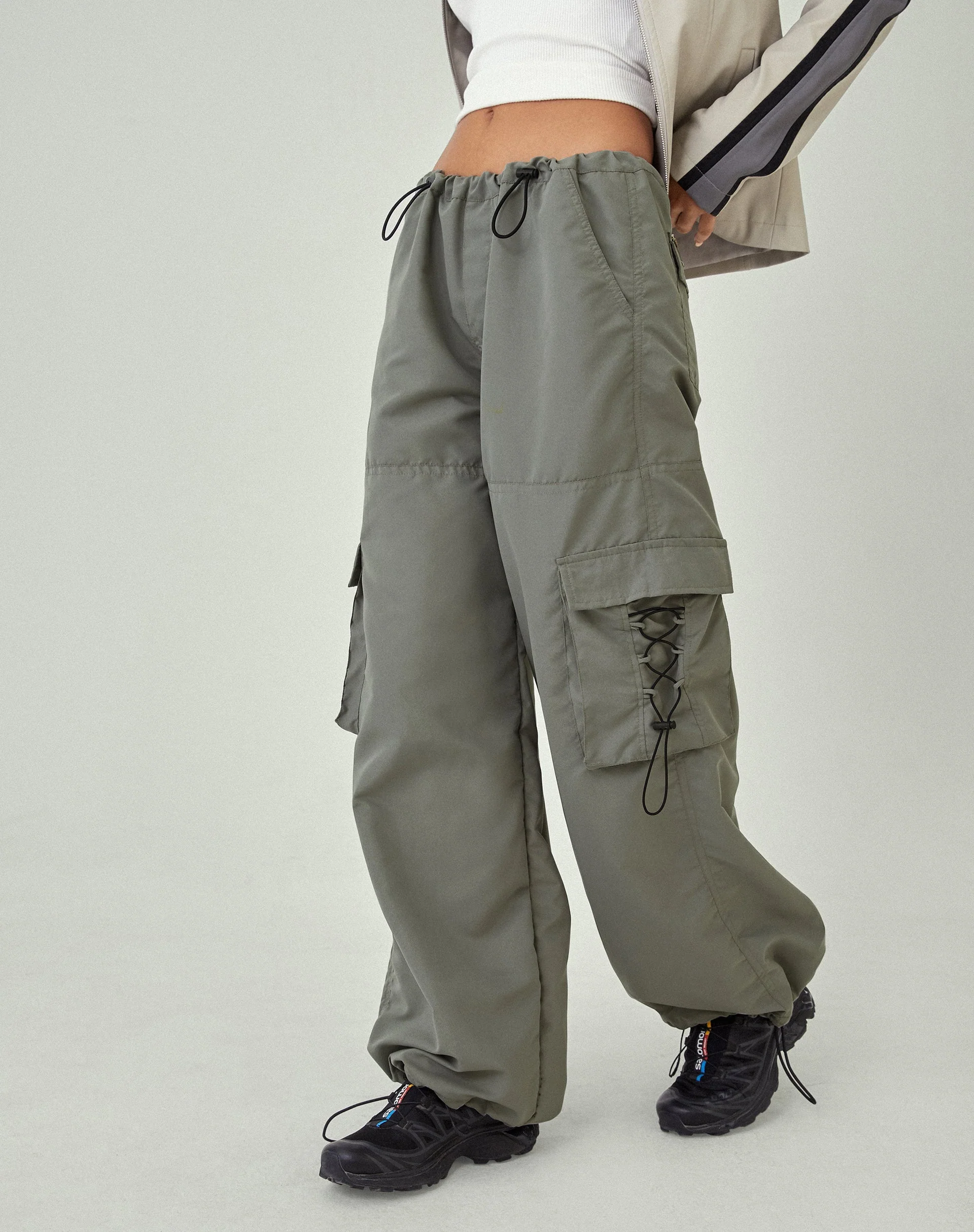 MOTEL X JACQUIE Fabio Cargo-Hose mit weitem Bein in Grau
