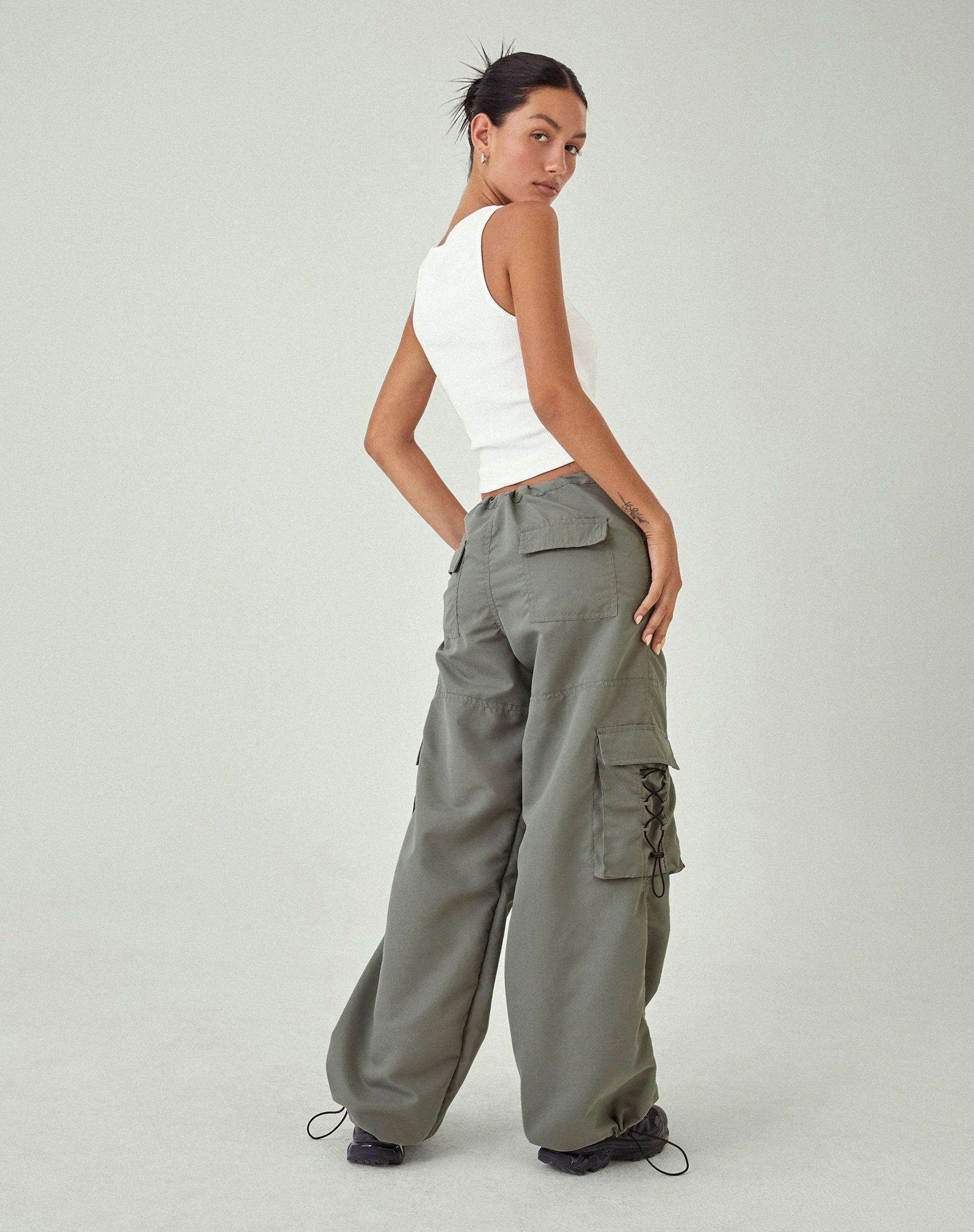 MOTEL X JACQUIE Fabio Cargo-Hose mit weitem Bein in Grau - Image 4