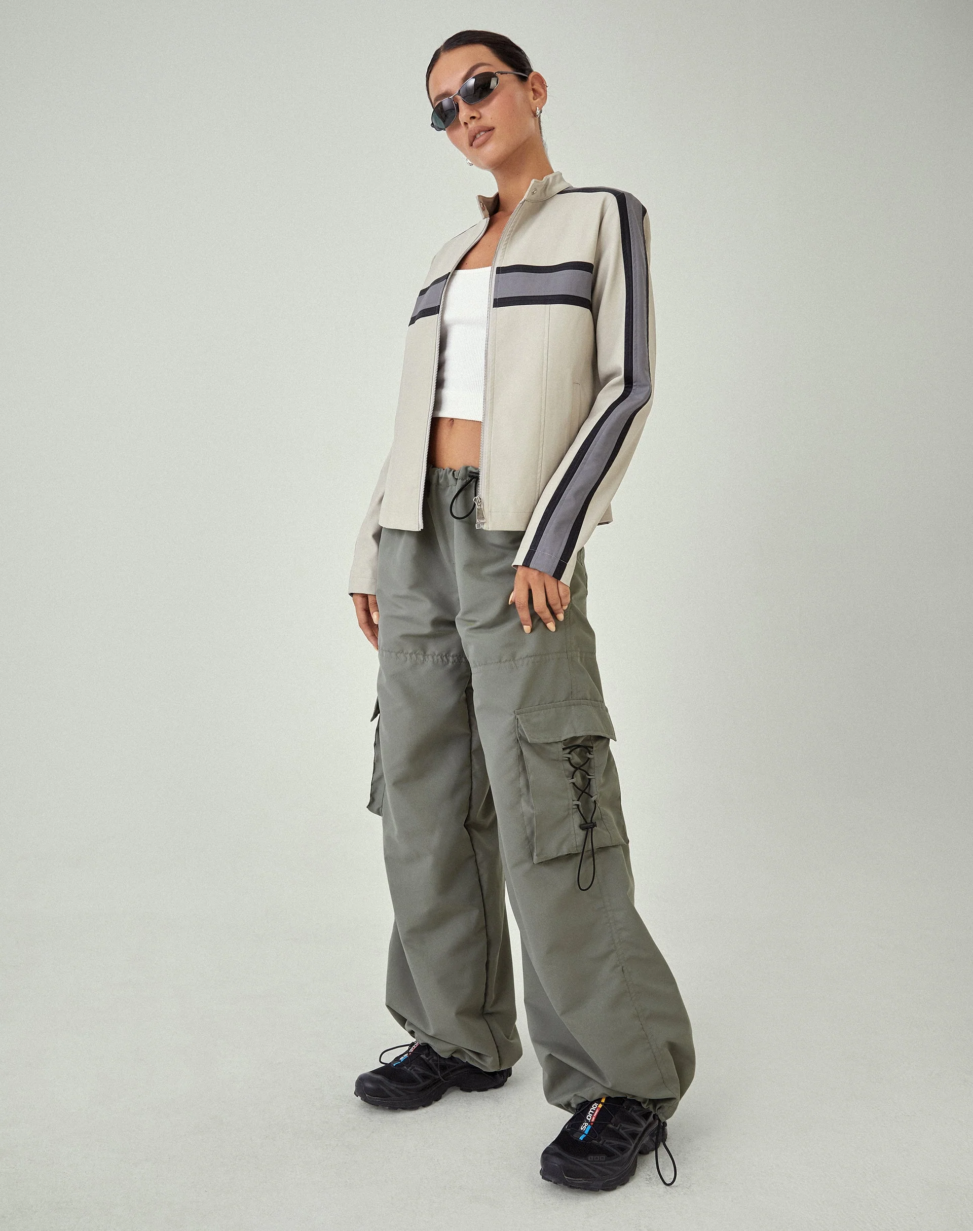 MOTEL X JACQUIE Fabio Cargo-Hose mit weitem Bein in Grau - Image 5