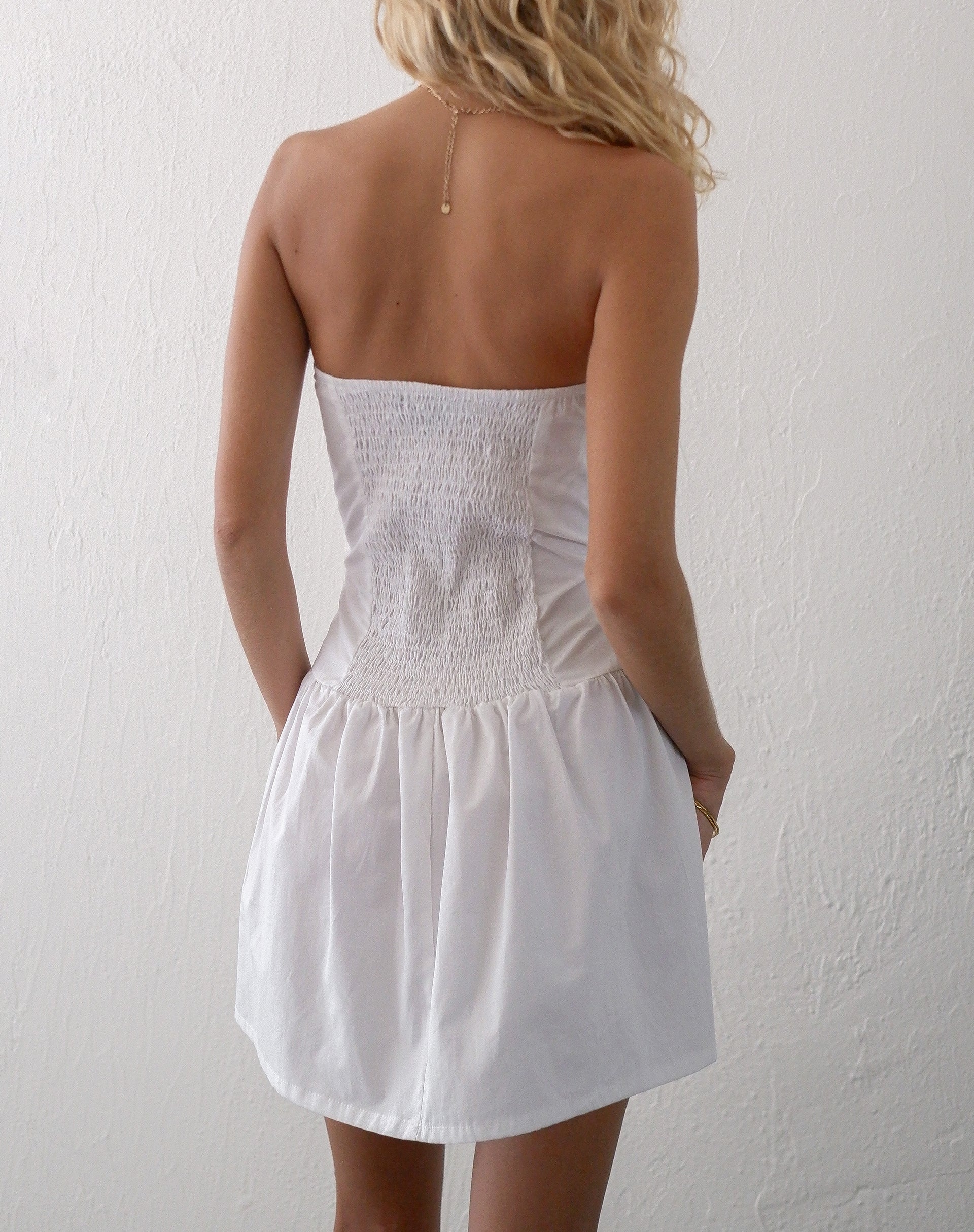 Faelyn Bandeau-Minikleid aus weißer Popeline - Image 6