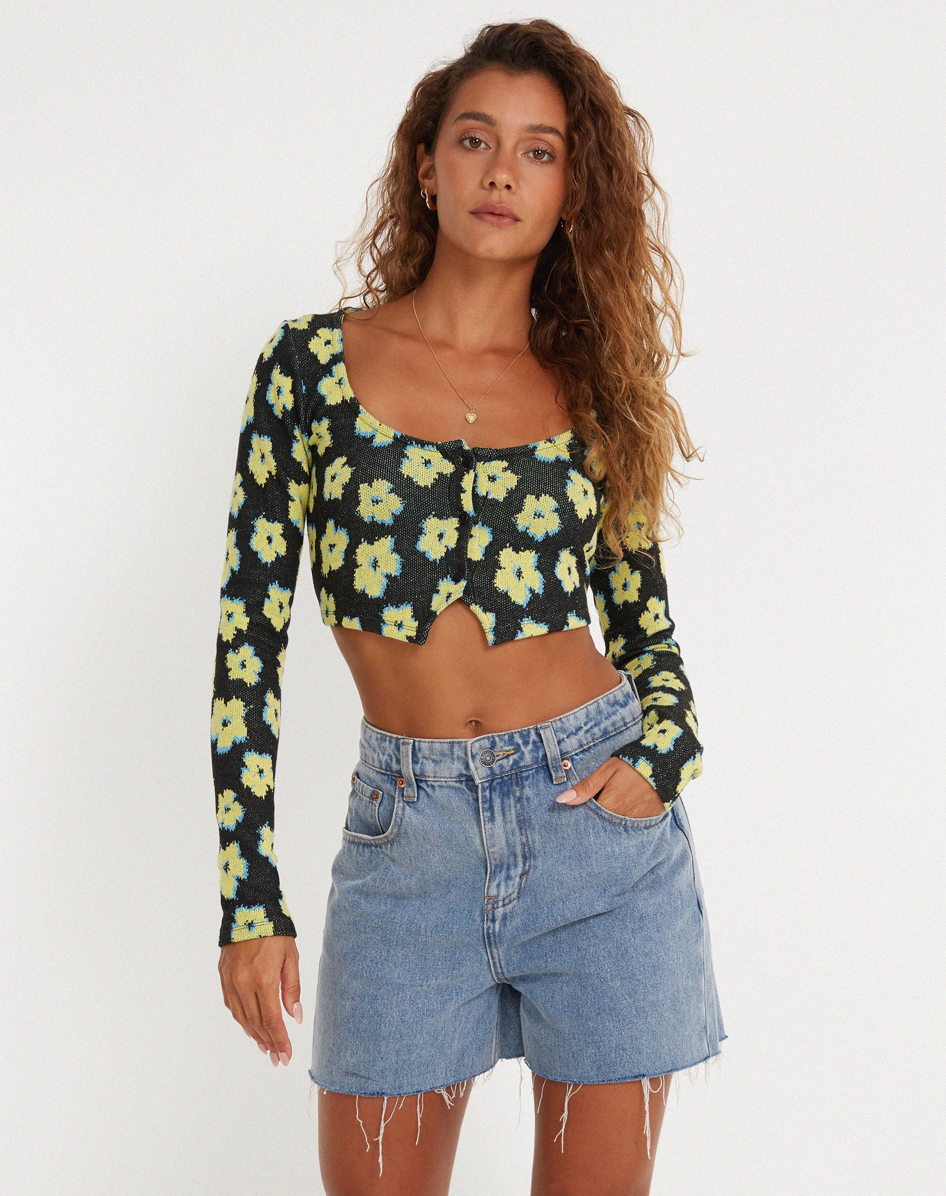 Faline Crop Top in Schwarz und Gelb mit niedlichem Blumenmuster - Image 5