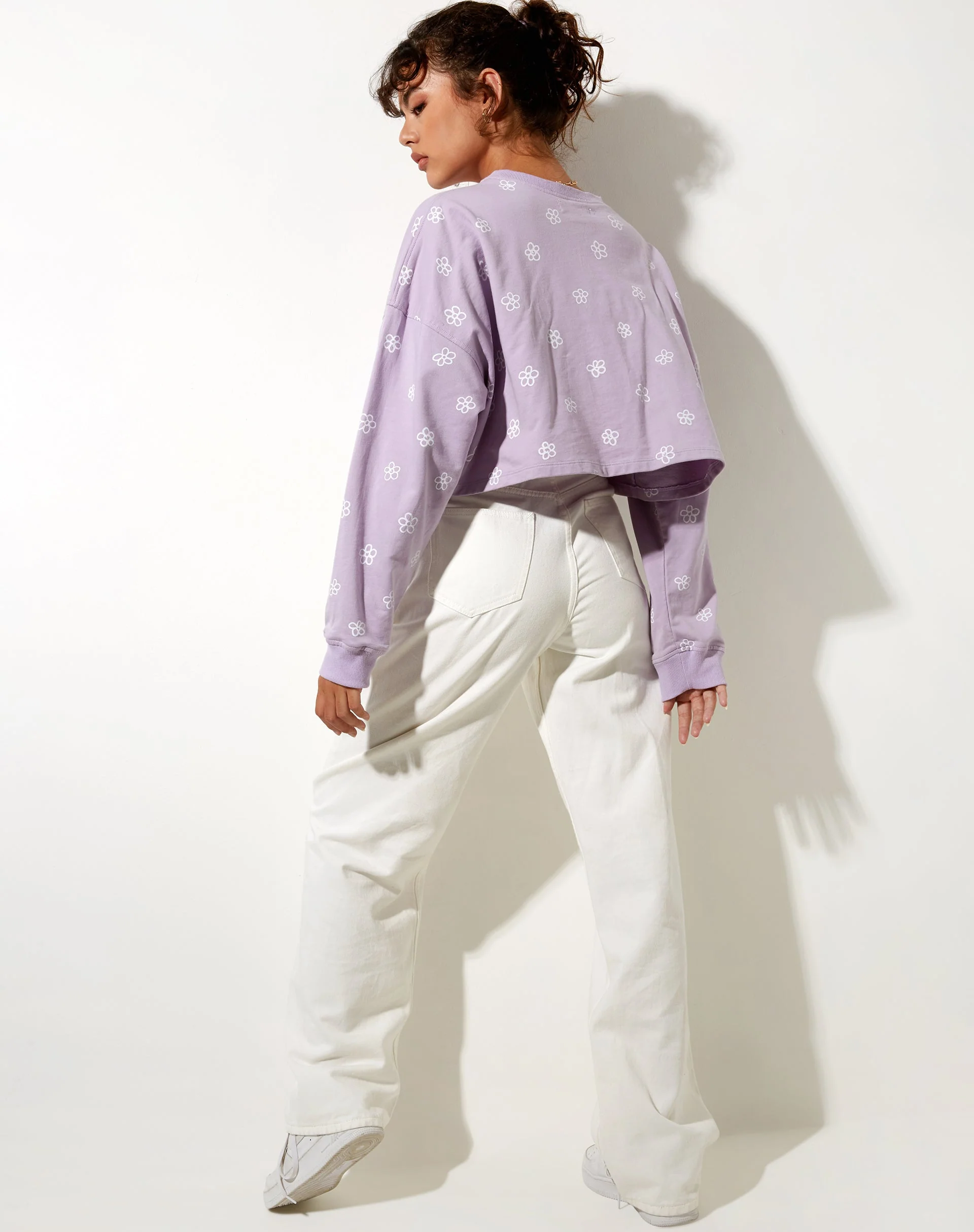 Fawly Crop Top in klein Graffiti Blume Flieder - Image 5