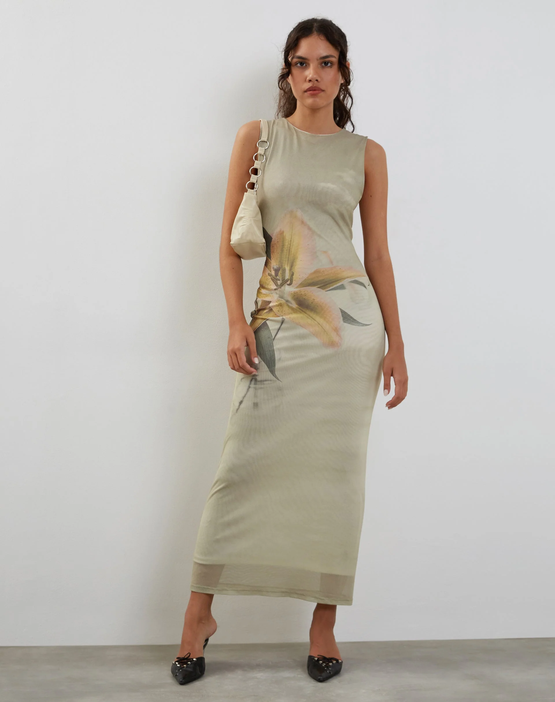 Fayola Bedrucktes Maxikleid in Gelb mit Lilienmuster - Image 2