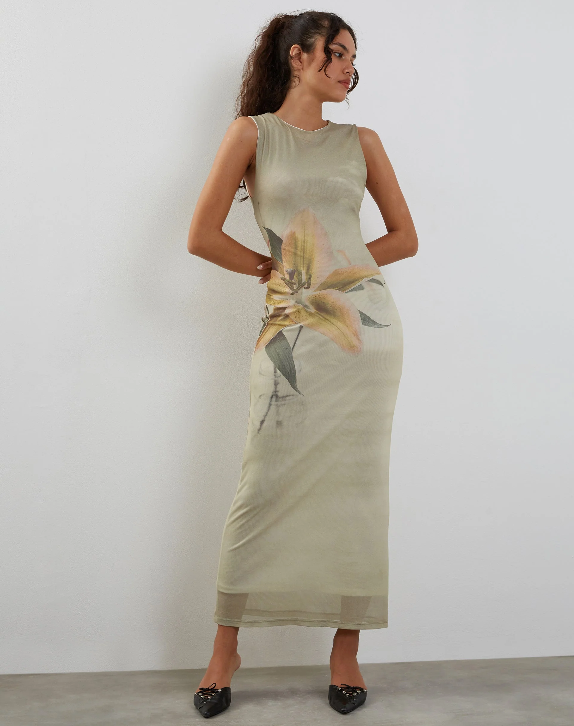 Fayola Bedrucktes Maxikleid in Gelb mit Lilienmuster - Image 4