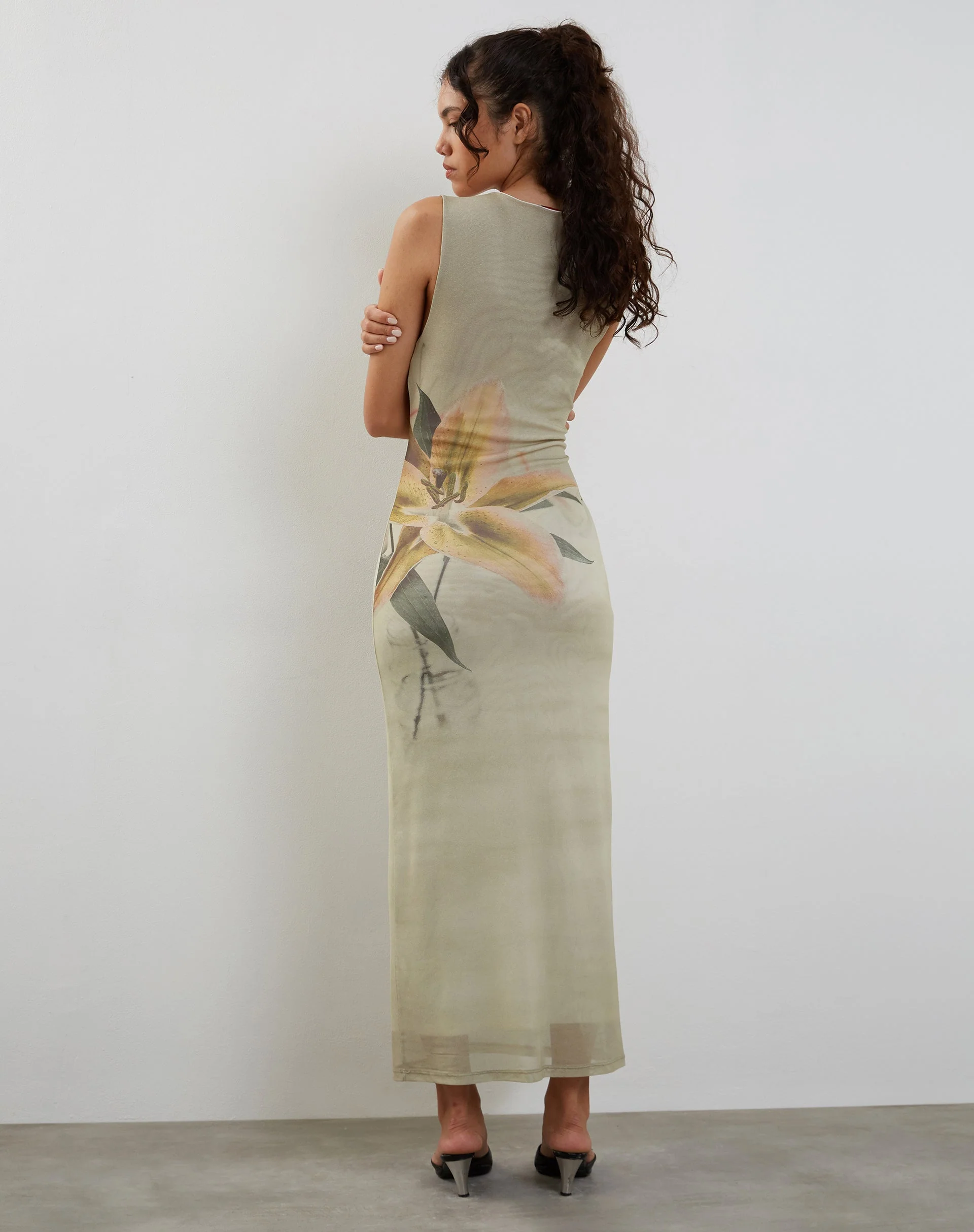 Fayola Bedrucktes Maxikleid in Gelb mit Lilienmuster - Image 5