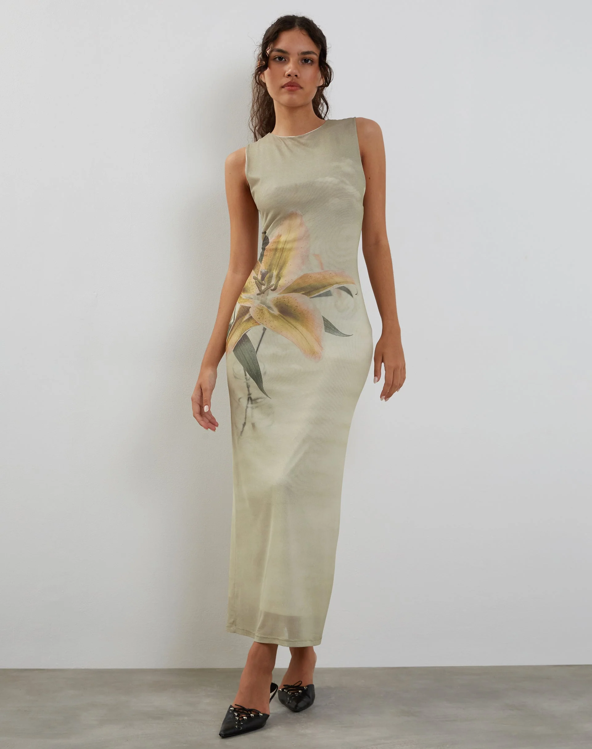 Fayola Bedrucktes Maxikleid in Gelb mit Lilienmuster - Image 6