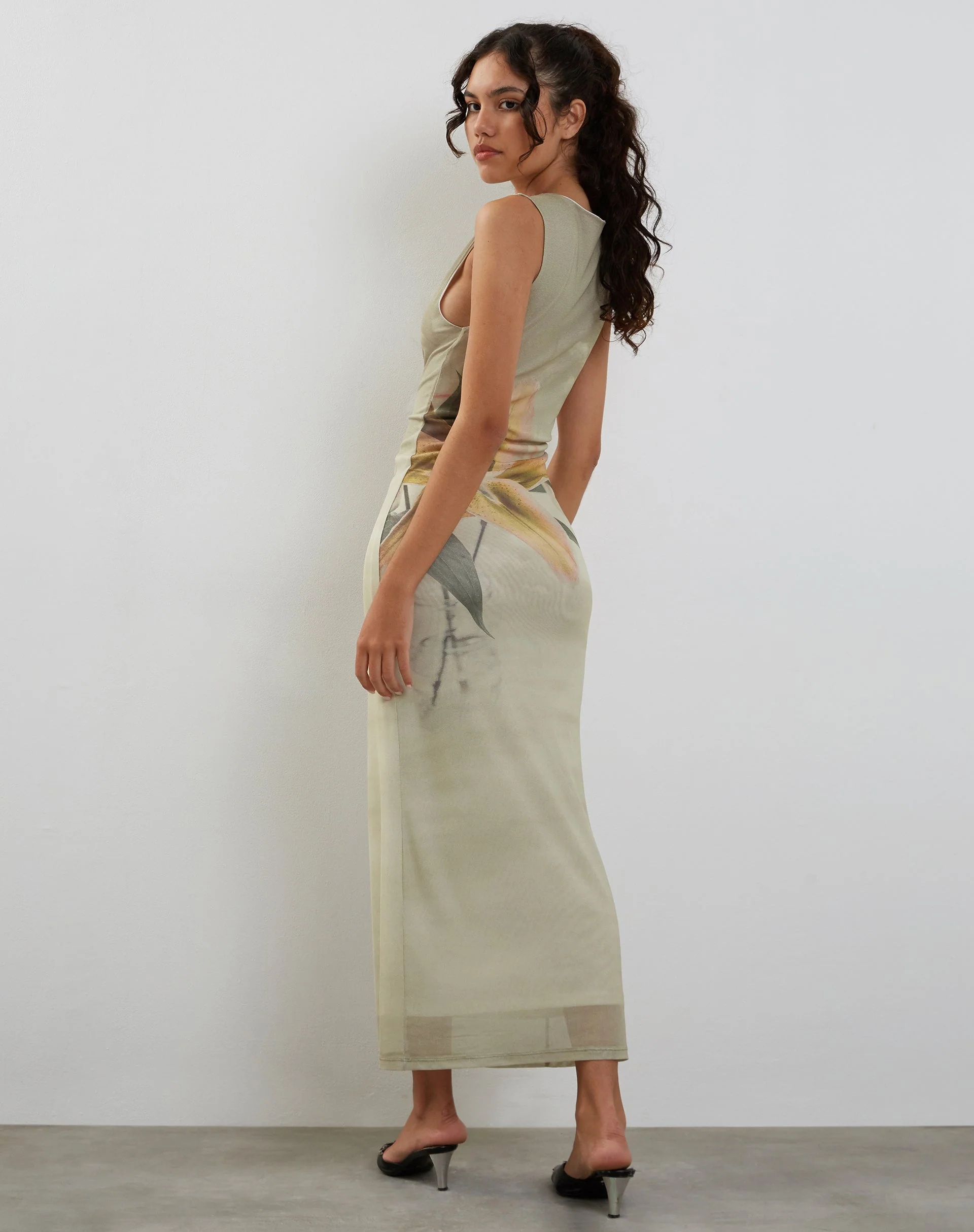 Fayola Bedrucktes Maxikleid in Gelb mit Lilienmuster - Image 7
