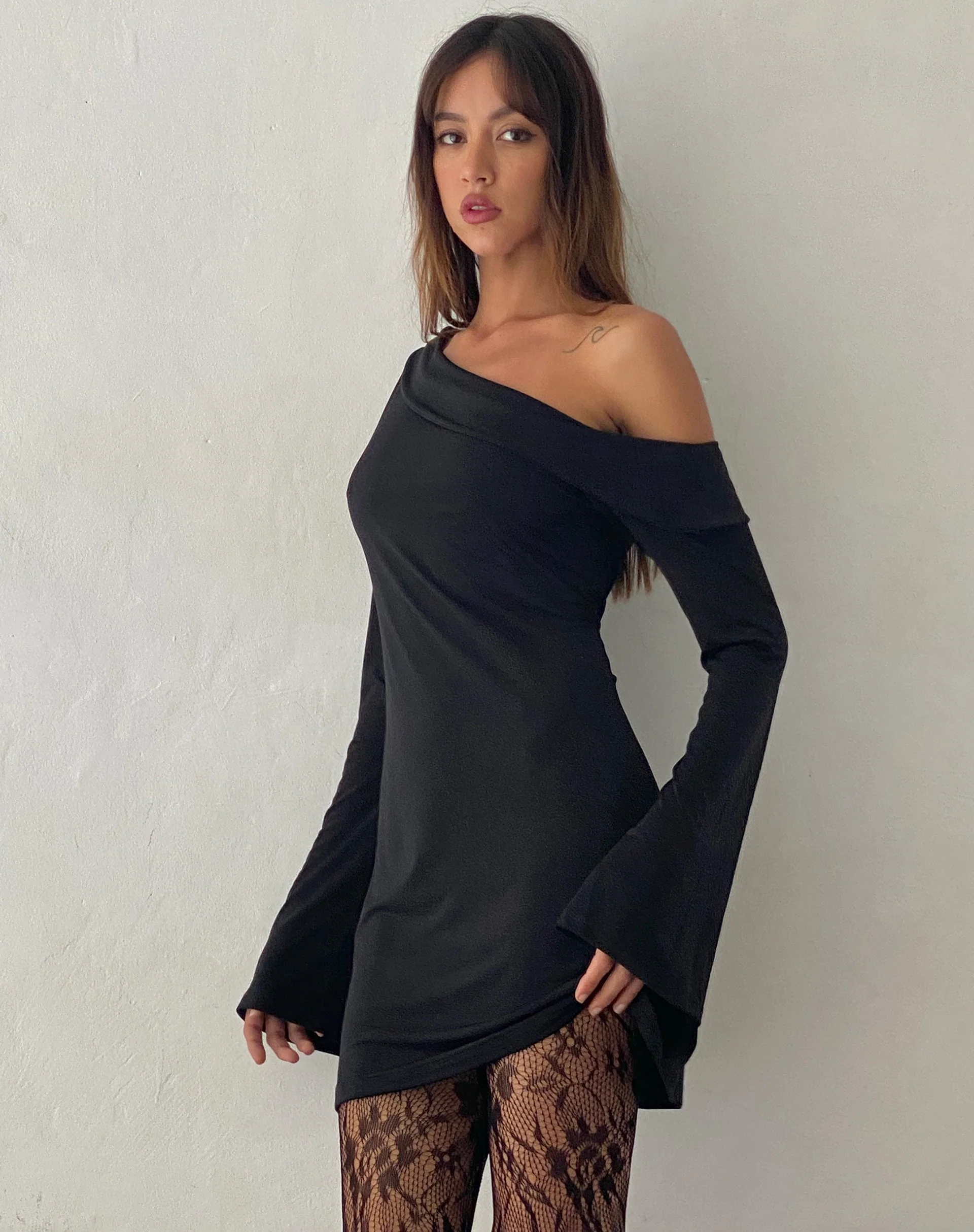 Asymmetrisches Minikleid von Fliss in glattem Schwarz - Image 2