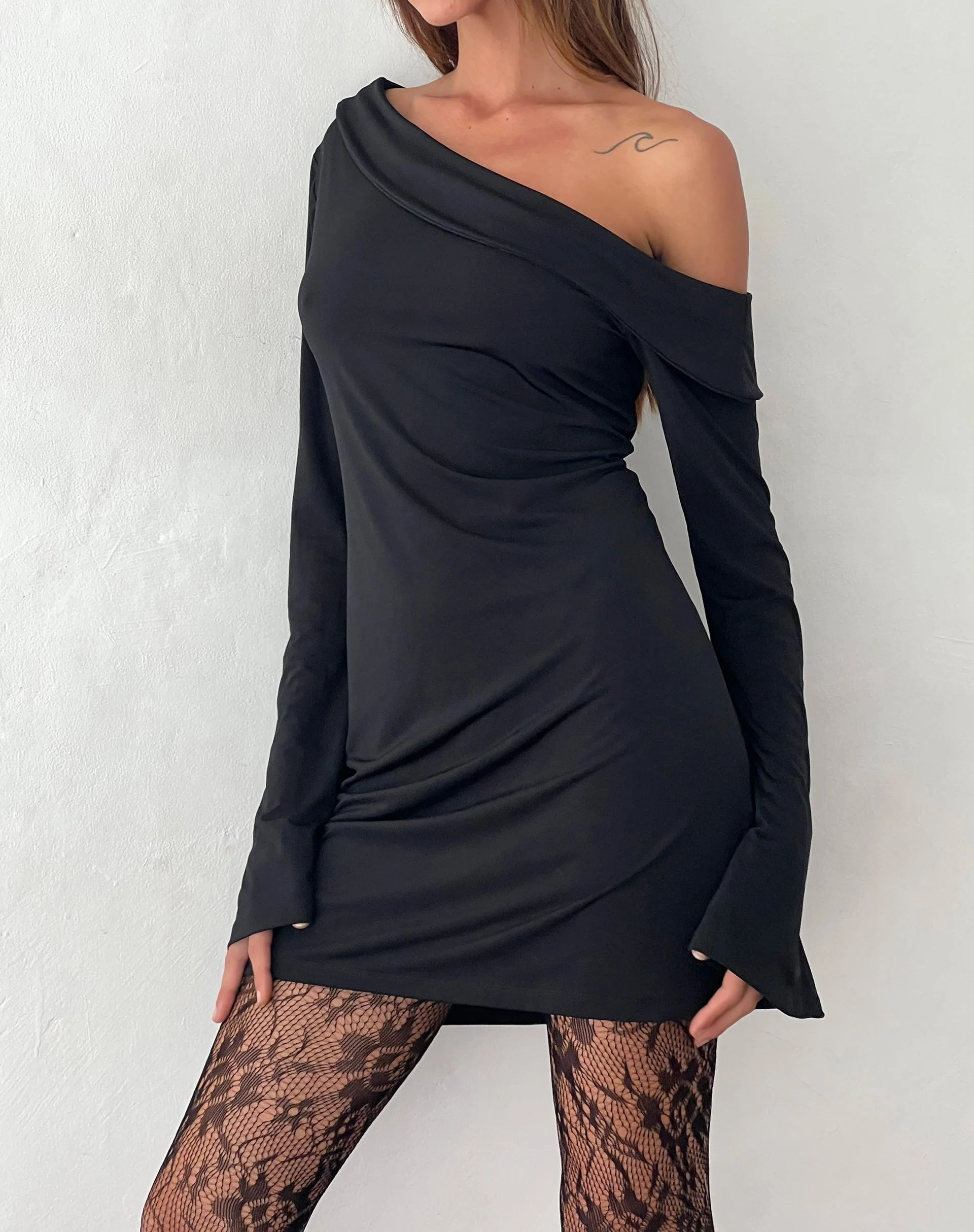 Asymmetrisches Minikleid von Fliss in glattem Schwarz - Image 3