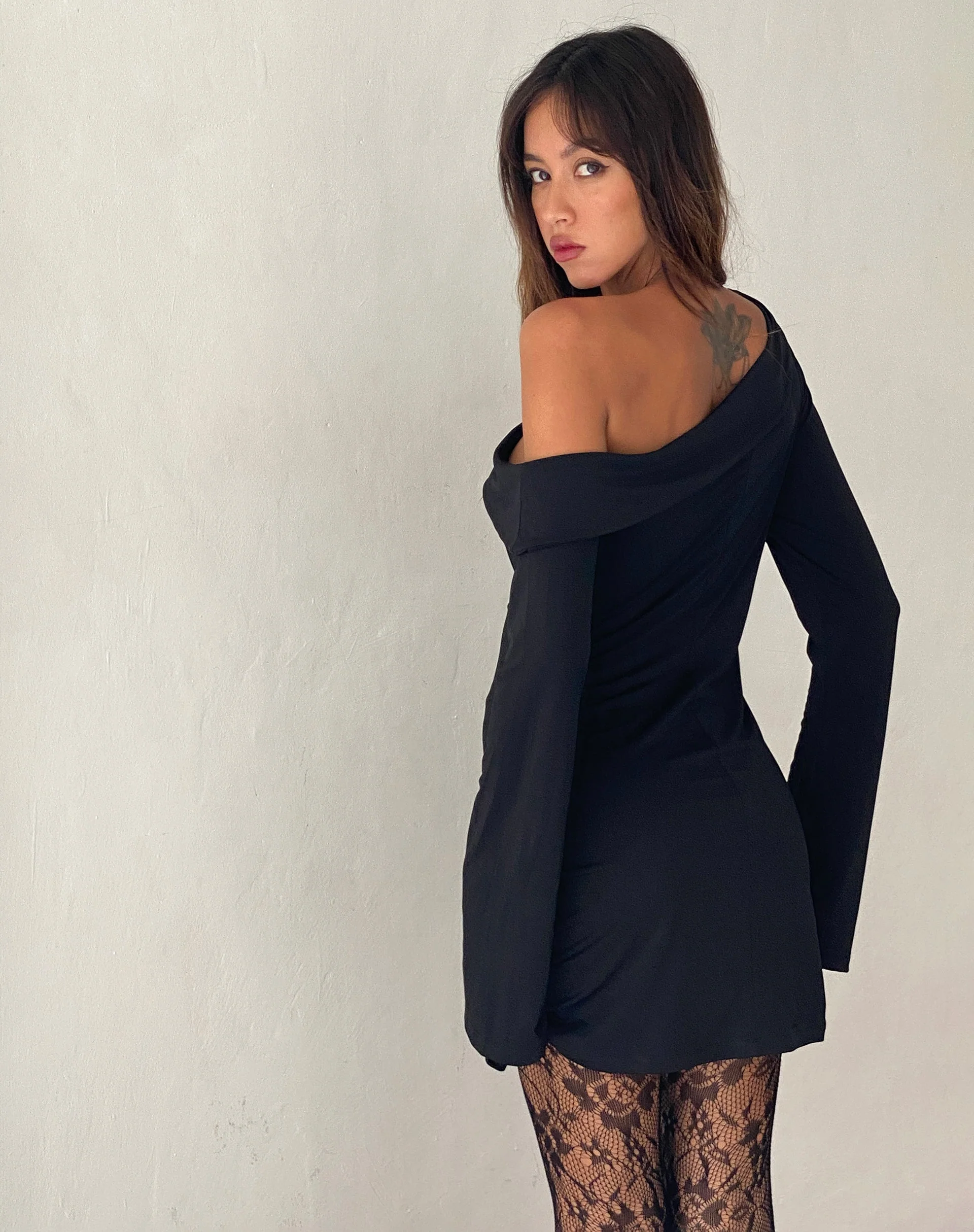 Asymmetrisches Minikleid von Fliss in glattem Schwarz - Image 4