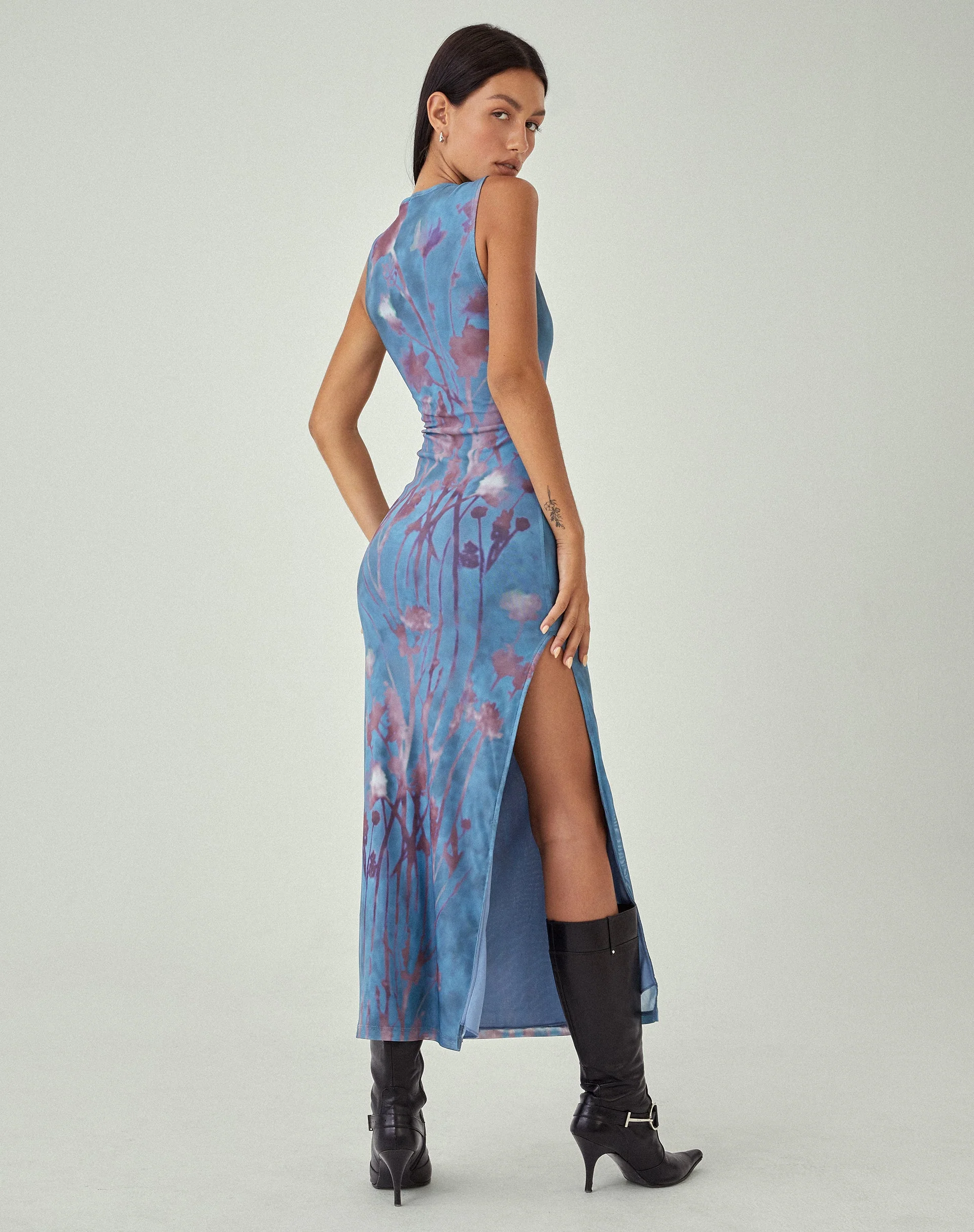 MOTEL X JACQUIE Flo Midikleid aus Lumen Mesh Blau - Image 4