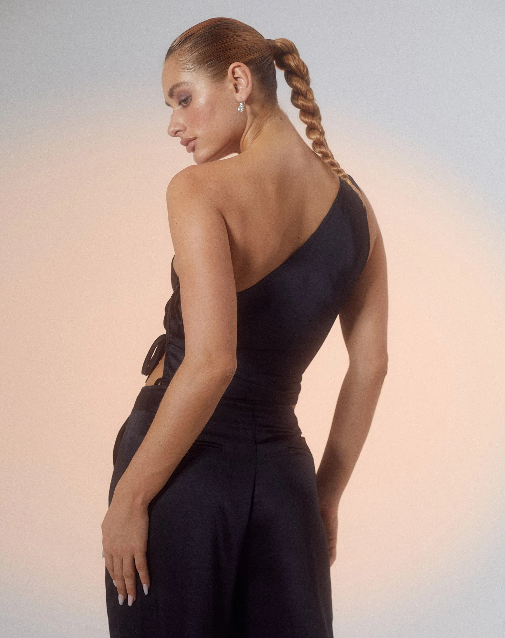 Floella Asymmetrisches Top in Schwarz - Image 3