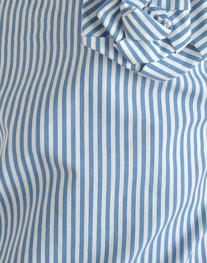 Flowa Top in Blau Kleiner vertikaler Streifen mit Rosette - Image 6