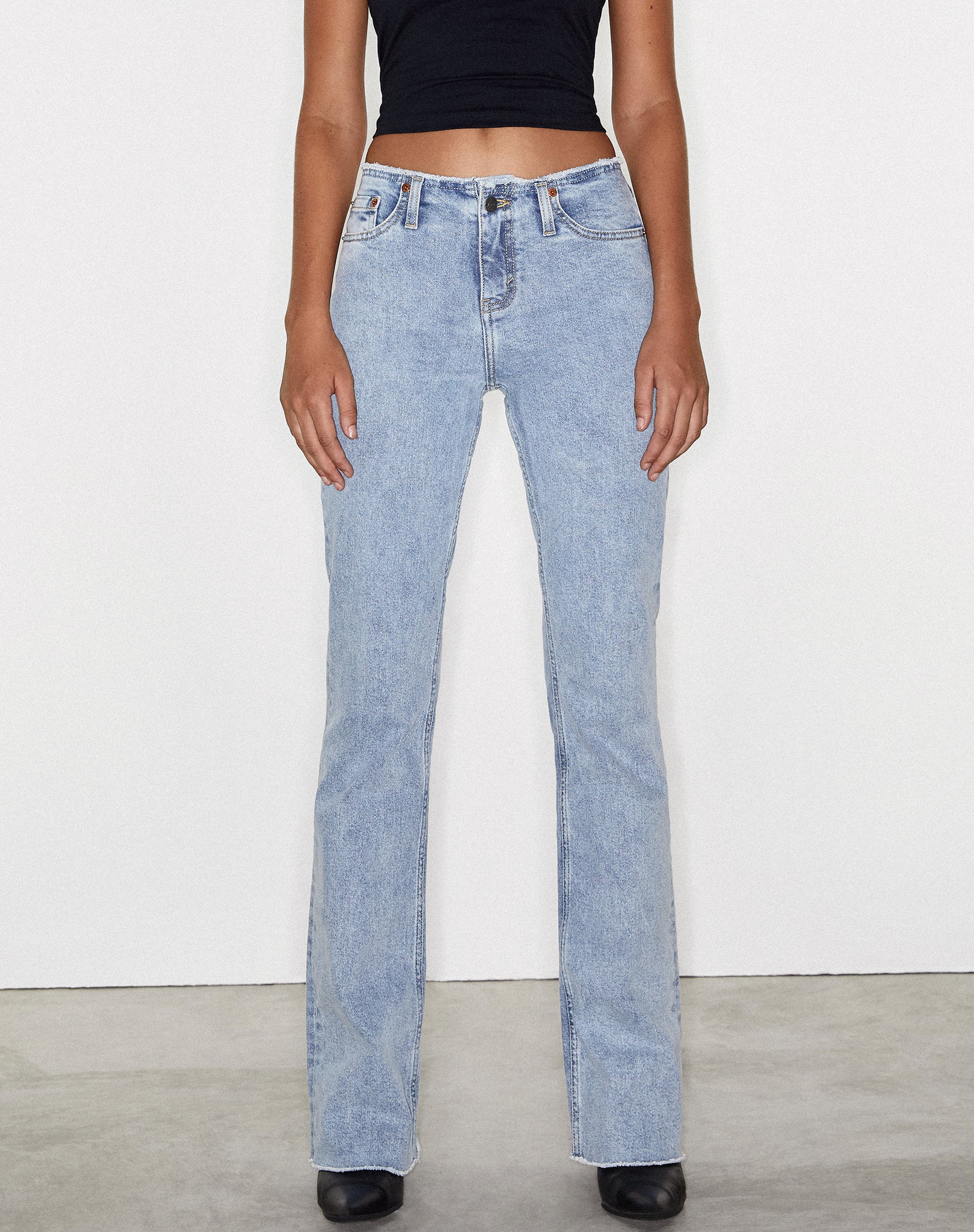 Ausgefranste Low Rise Jeans in hellblauer Waschung - Image 2