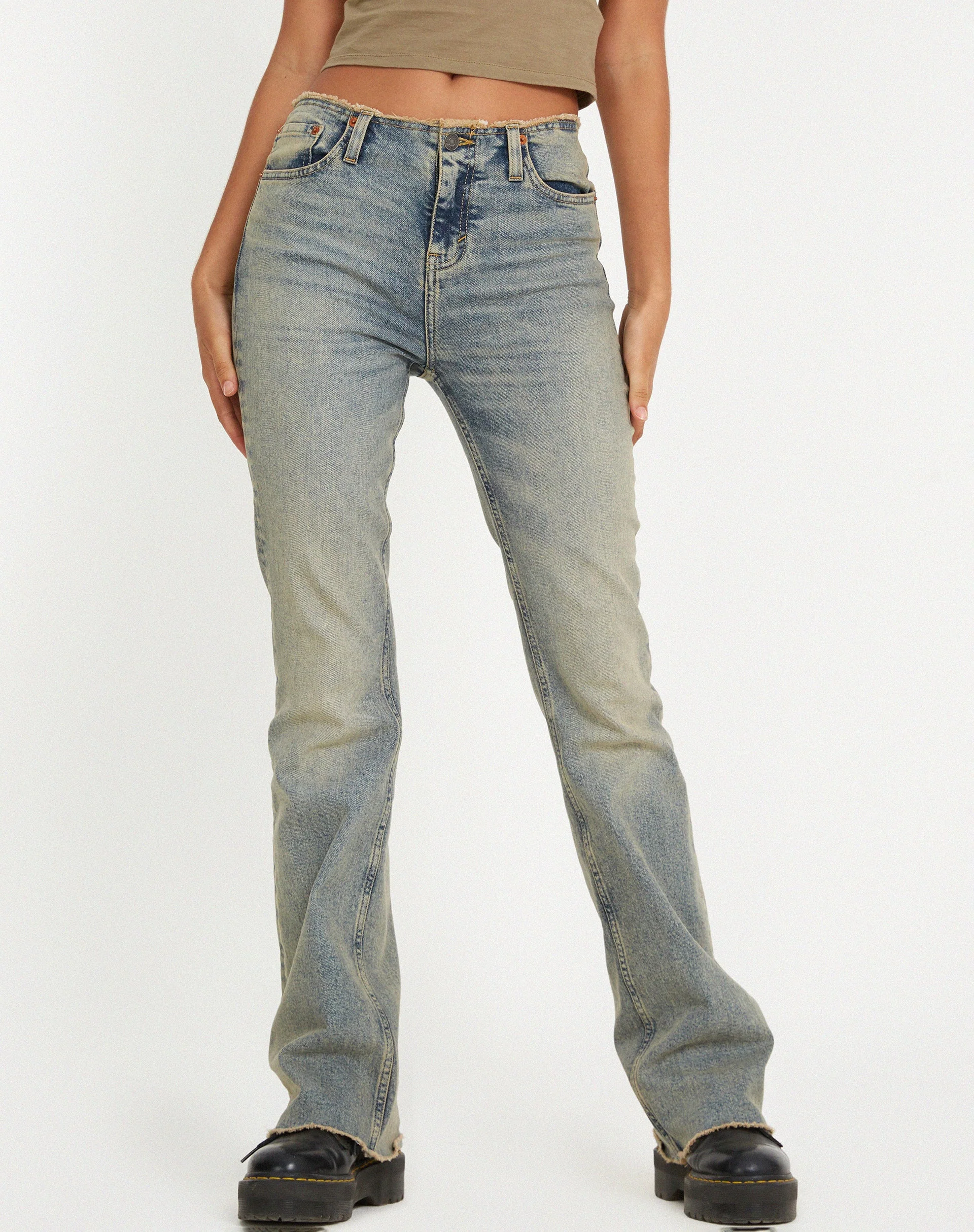 Ausgefranste Low Rise Jeans in leichter Waschung Sandy Tint - Image 2