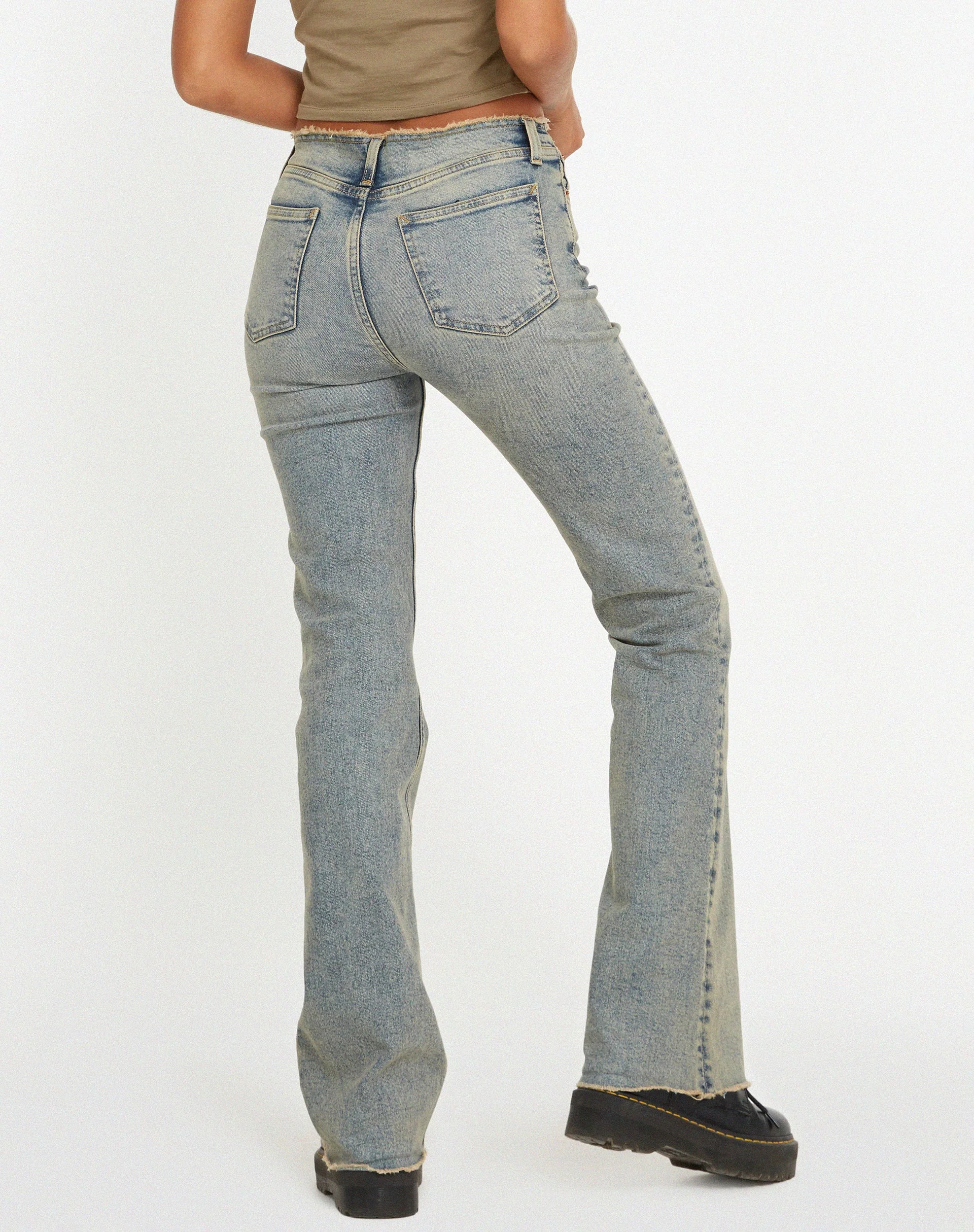 Ausgefranste Low Rise Jeans in leichter Waschung Sandy Tint - Image 3